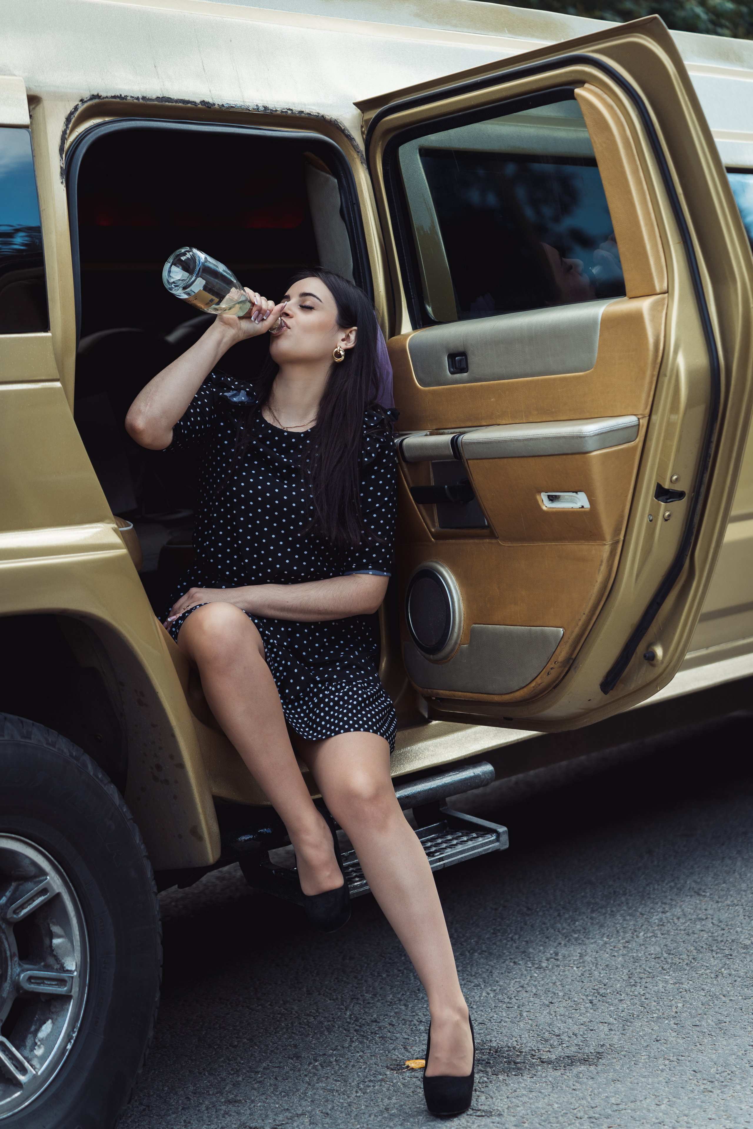 девушка за рулем красивой машины