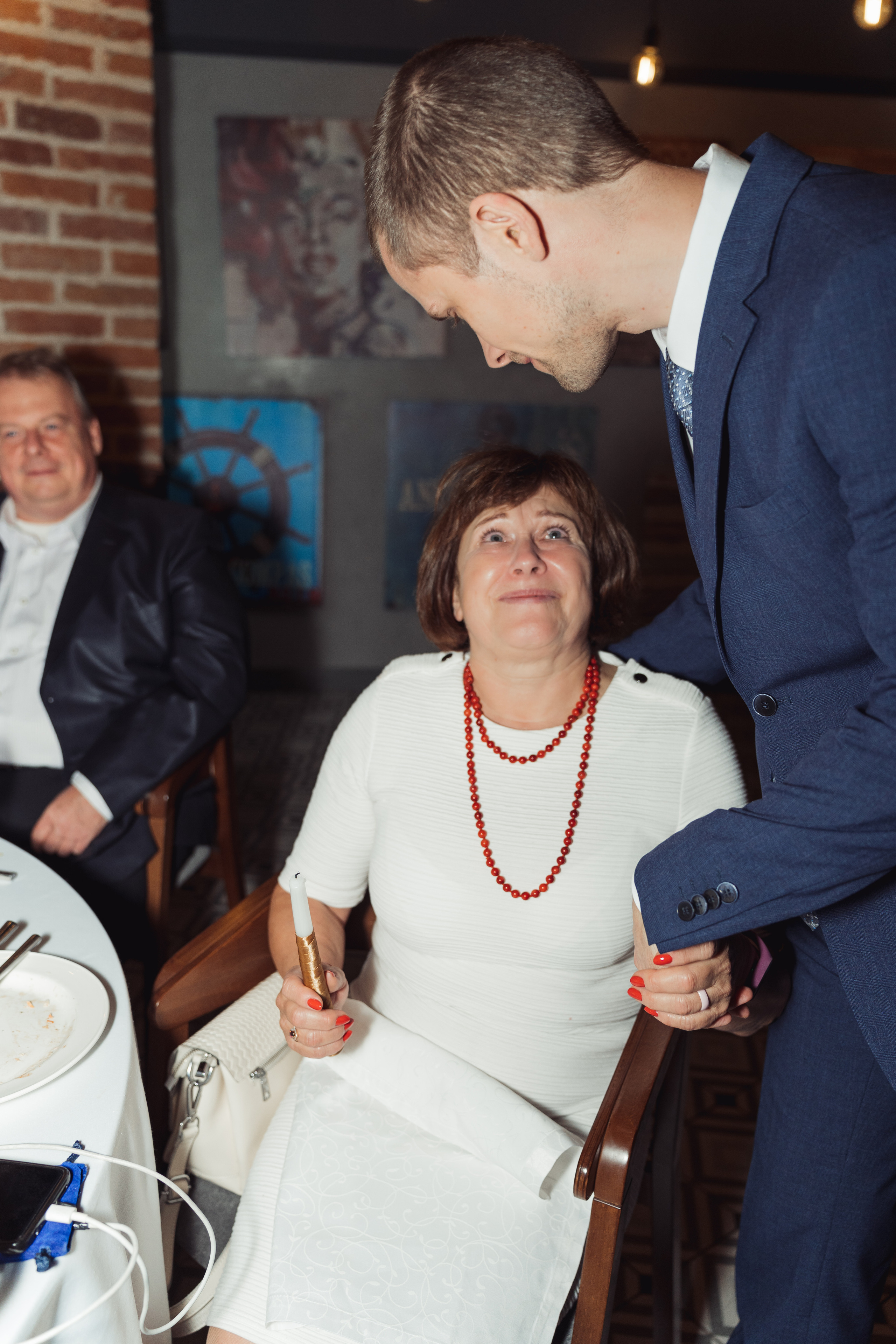 Мама жениха искренне плачет после передачи семейного очага