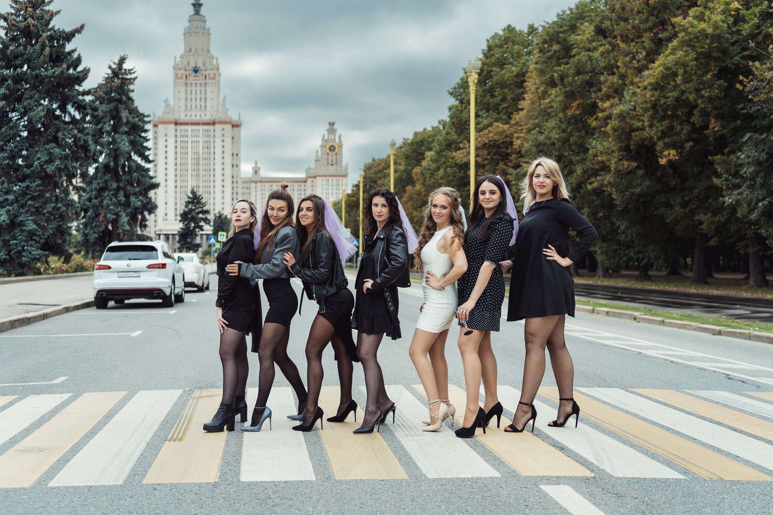 Подруги невесты прыгают и веселятся на девичнике перед свадьбой 