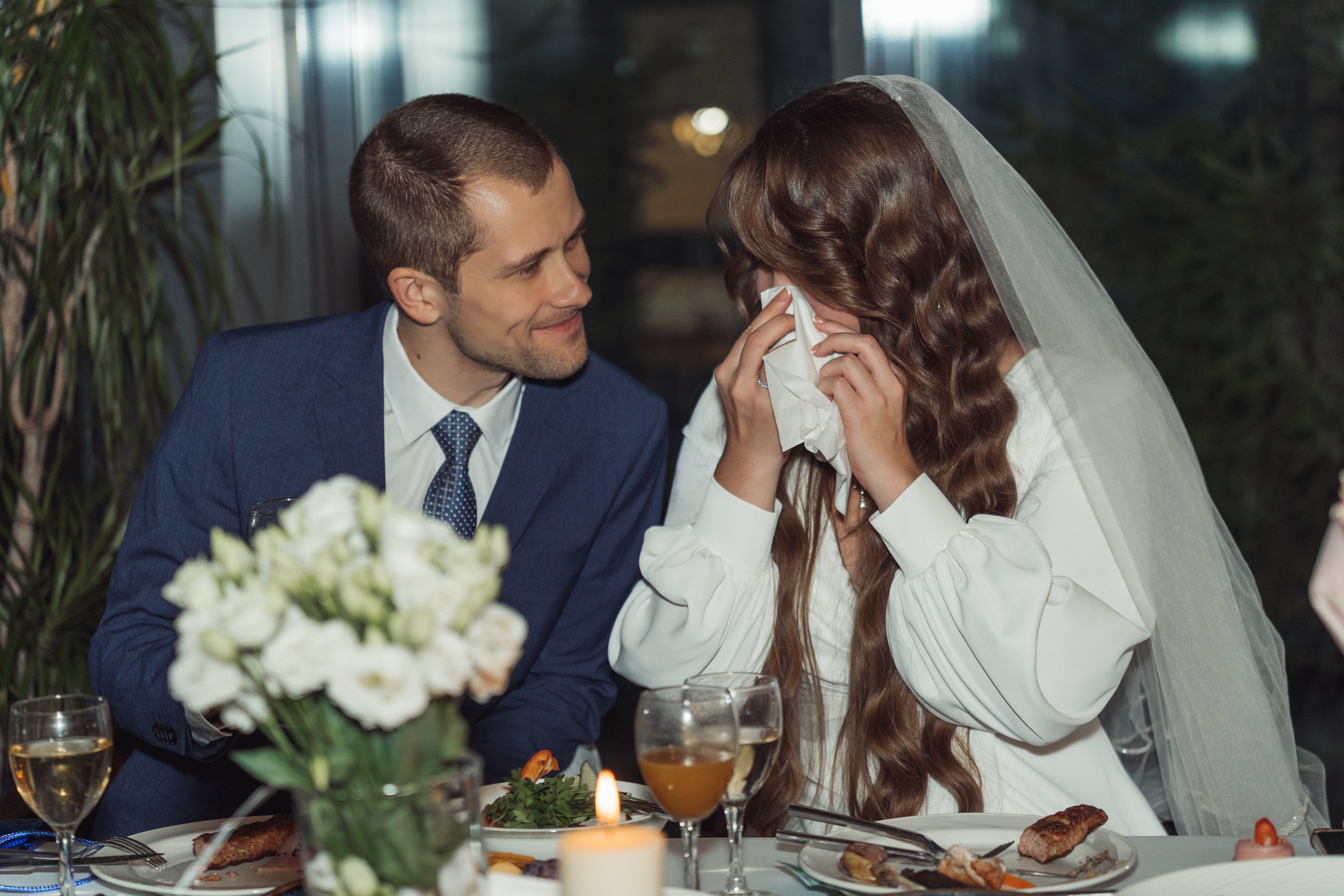 Невеста искренне плачет после передачи семейного очага