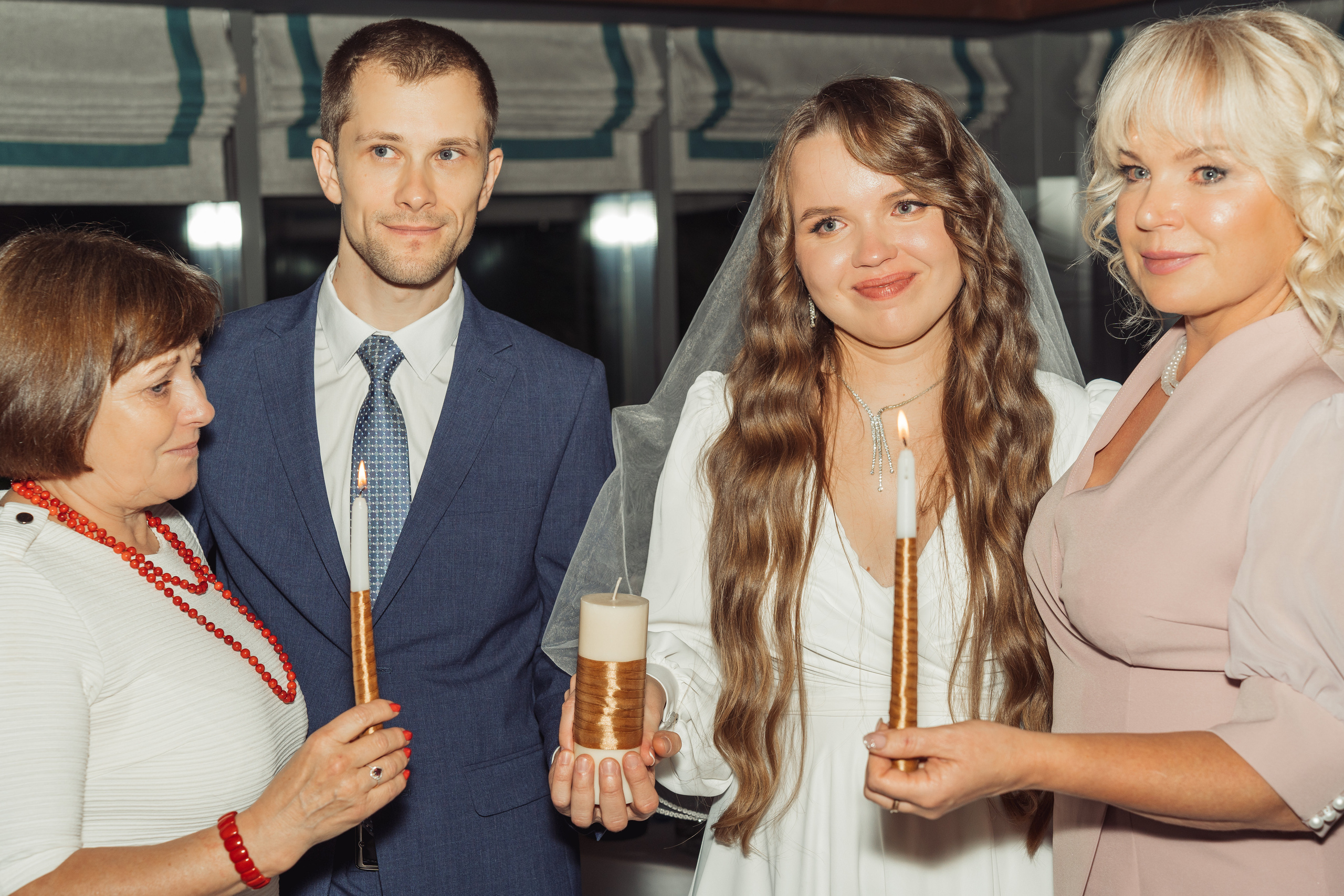 Передача семейного очага на камерной свадьбе, где плачет мама и невеста