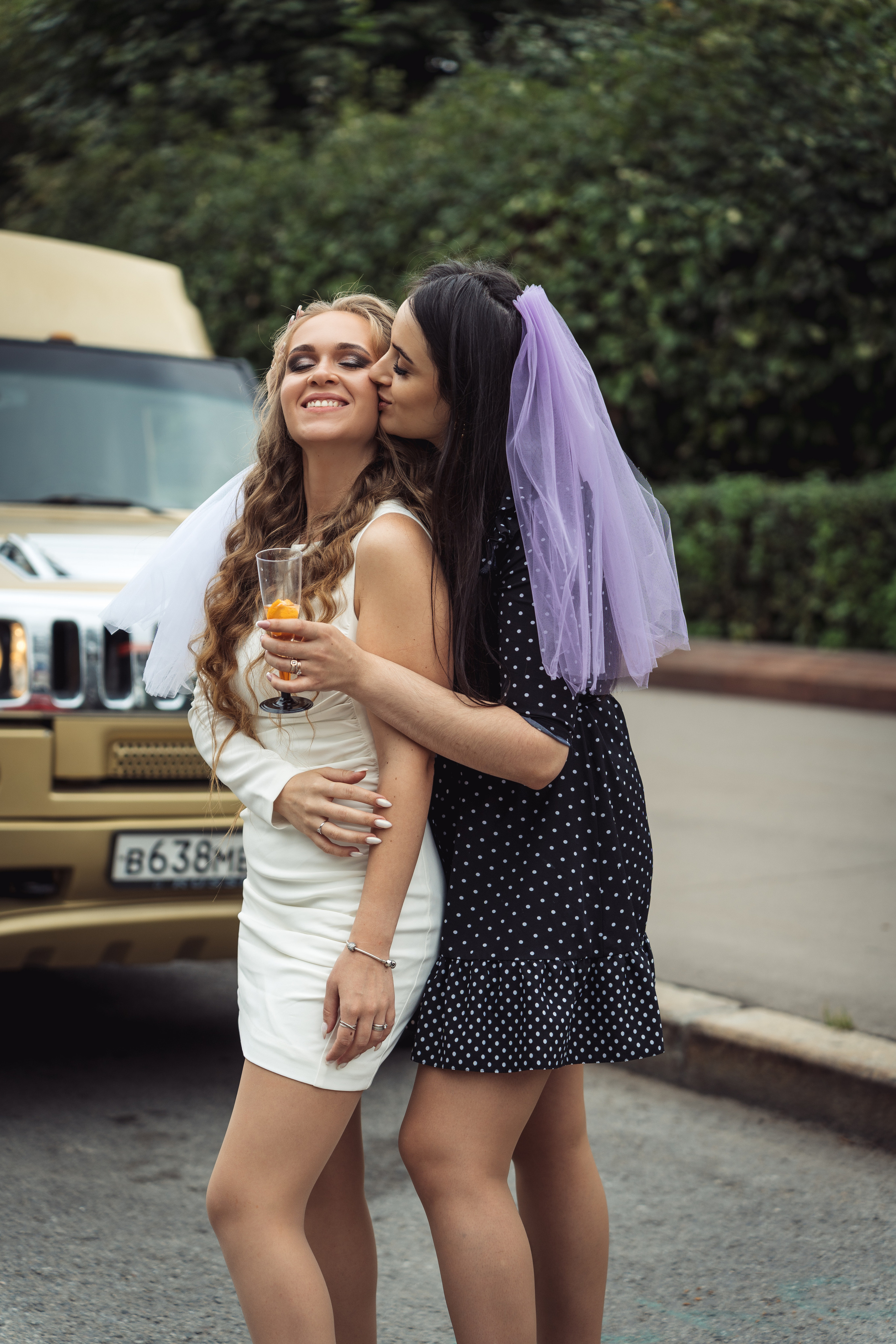 Подружка невесты целует с бокалом шампанского