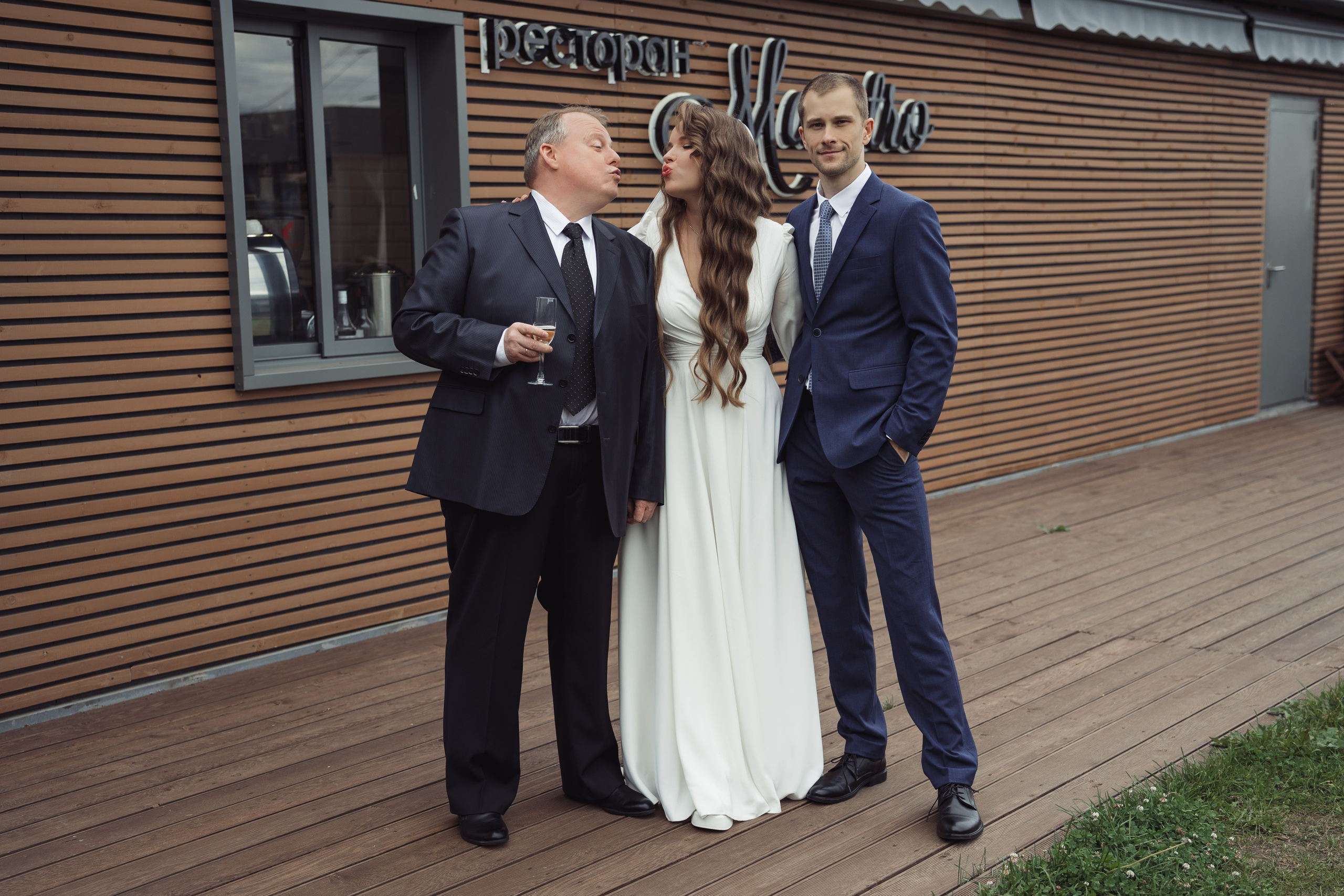 Папа целует свою невесту дочь на свадьбе и искренне плачет, отдавая дочку замуж