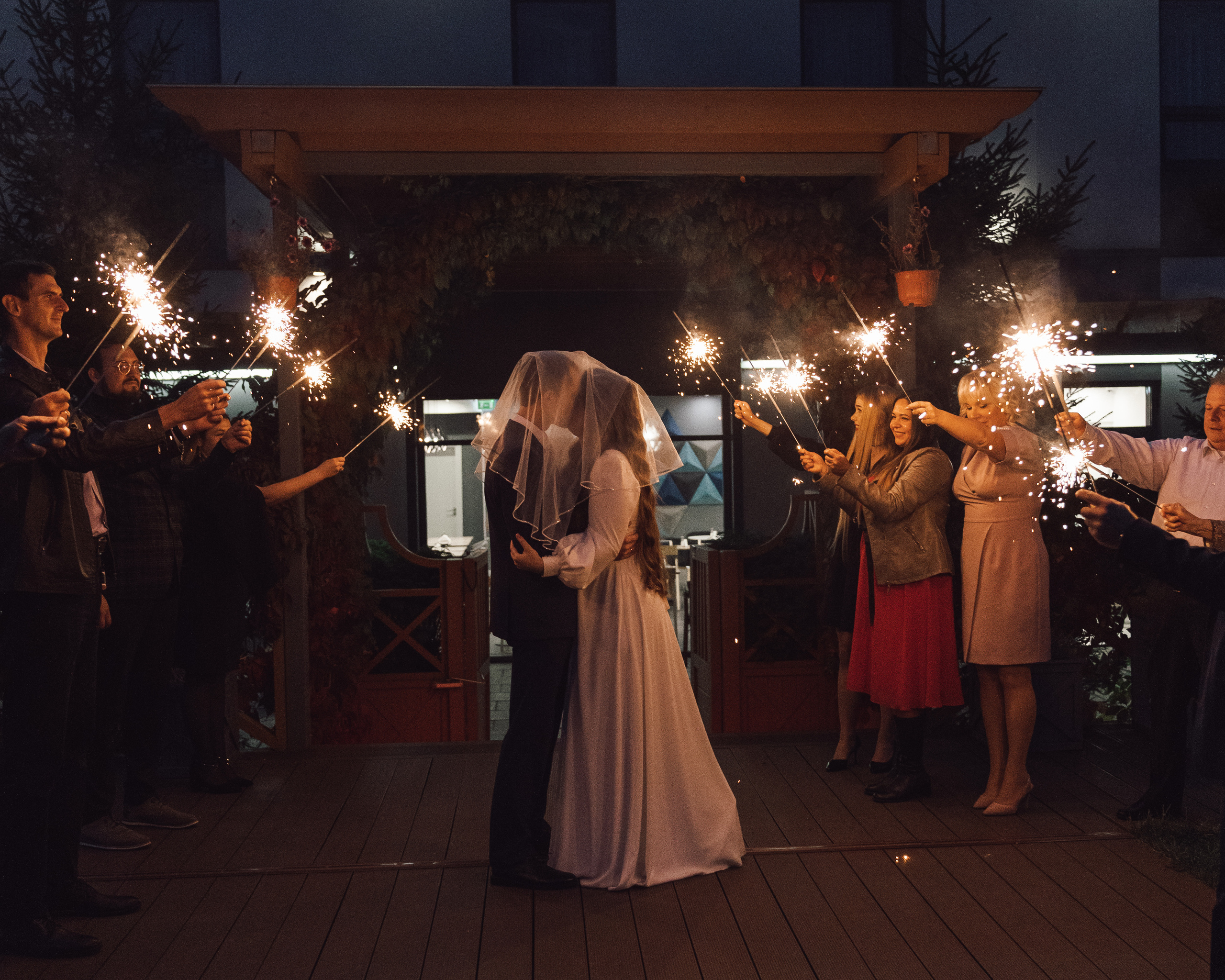 Коридор из бенгальских огней на камерной свадьбе 