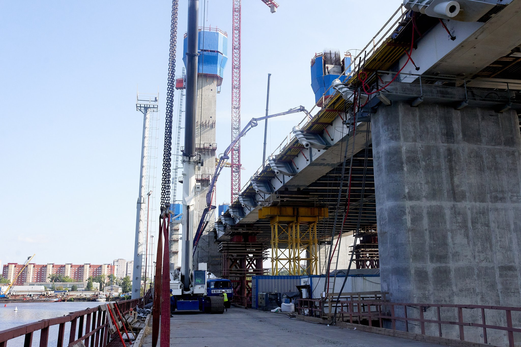 Строительство моста из бетона. Фотосъемка