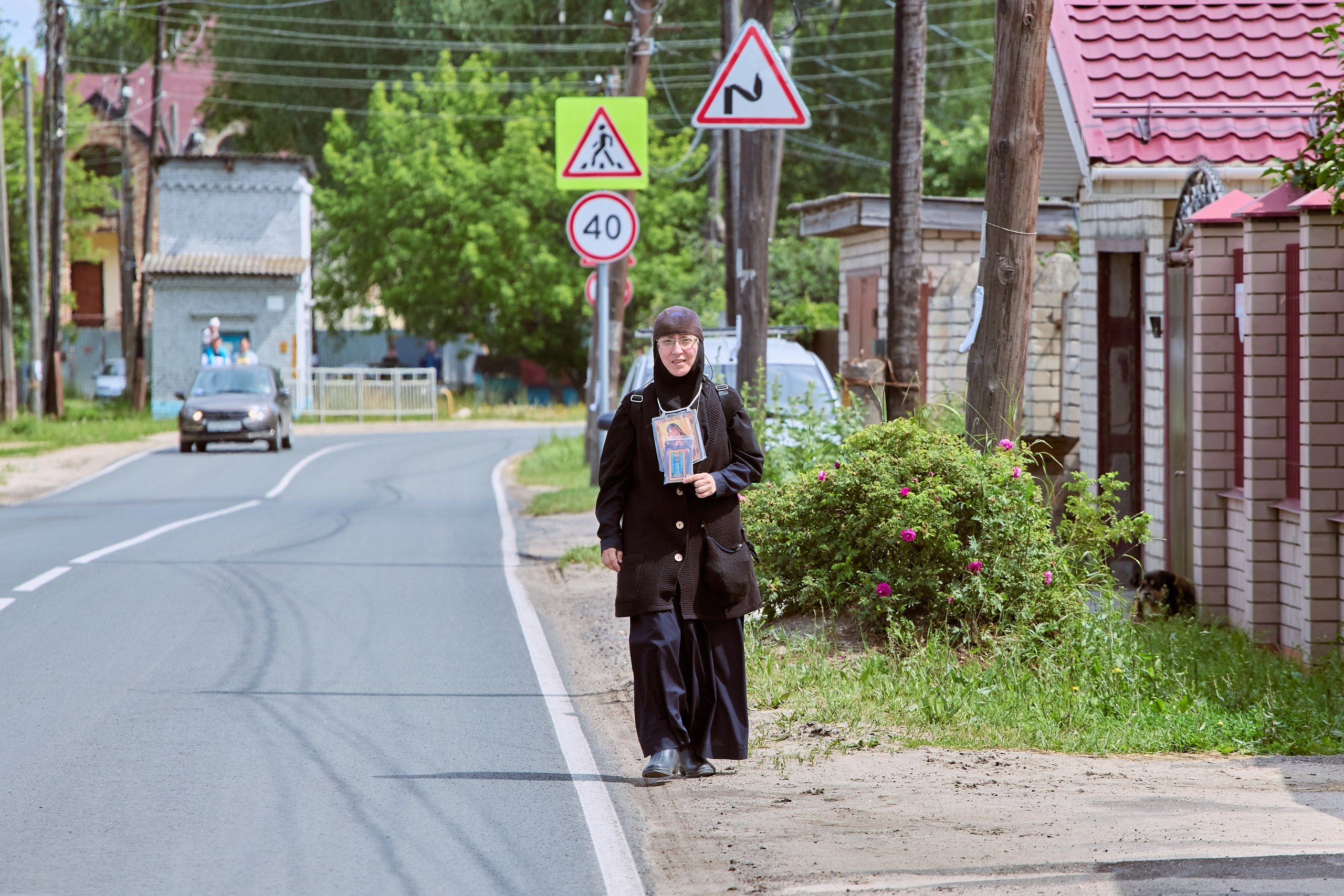 На встречу крестному ходу Портрет монахини с иконами на груди Дзержинск