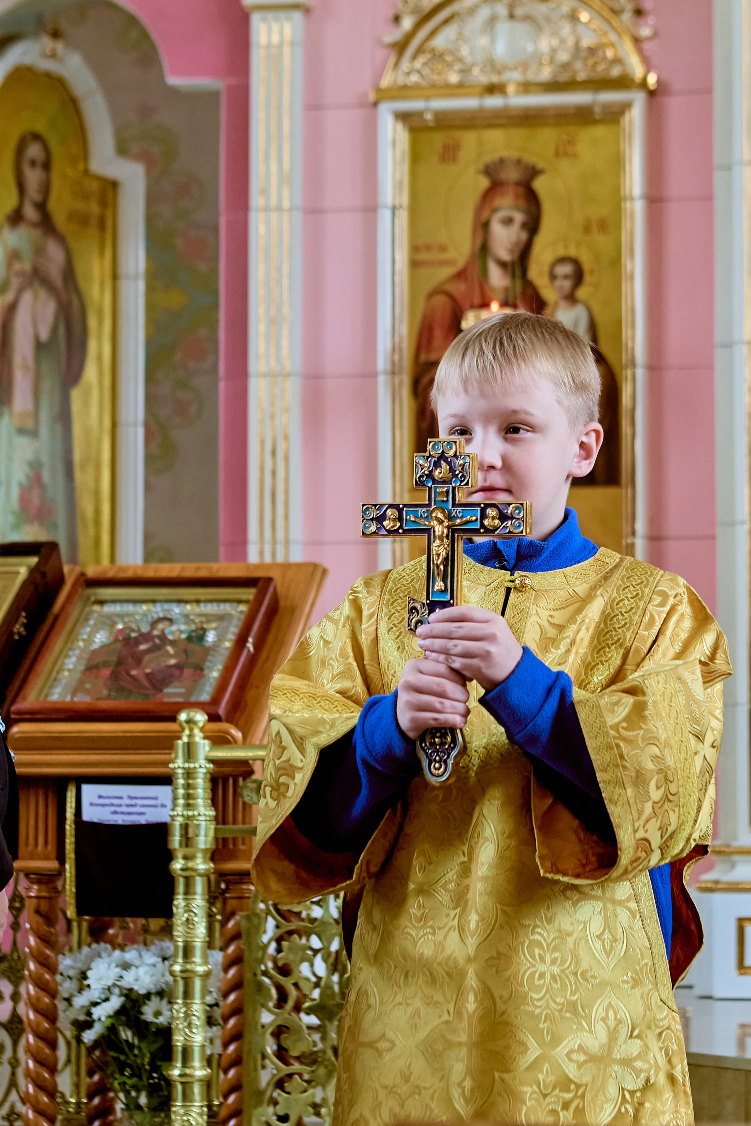 Алтарник с распятием для водосвятного молебна. г. Дзержинск. Православный портретный фотограф Николай Голованов