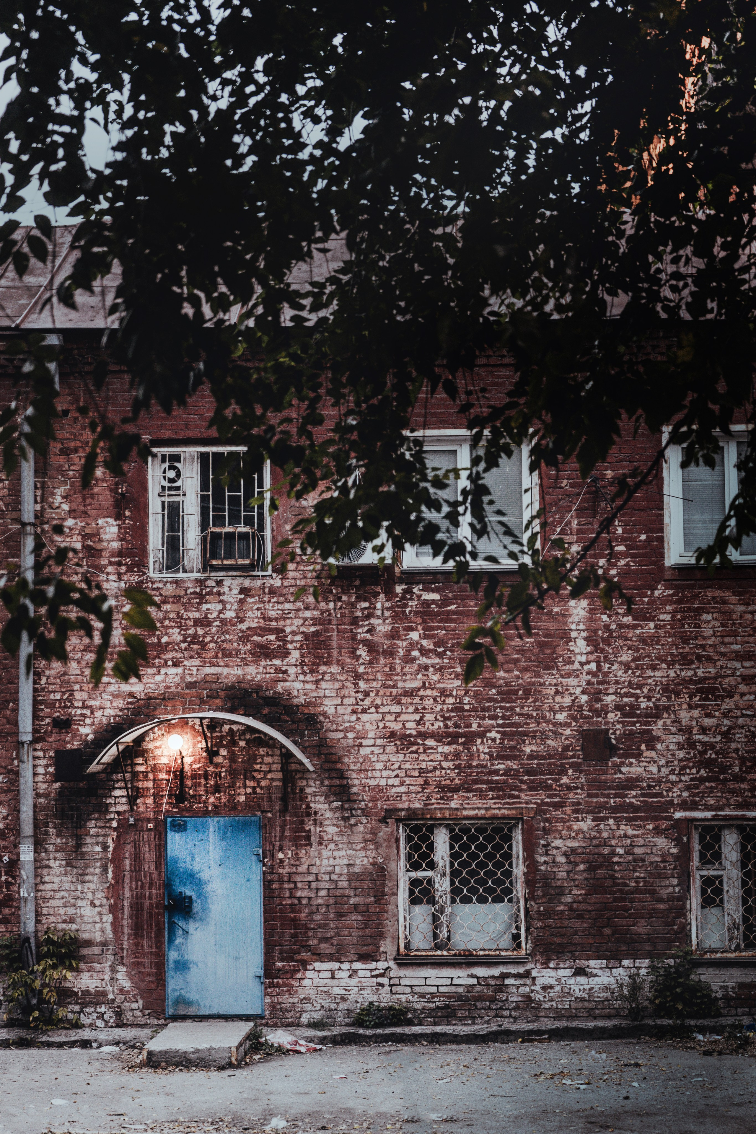 Tender Colors of a Heavy City. Whoii art