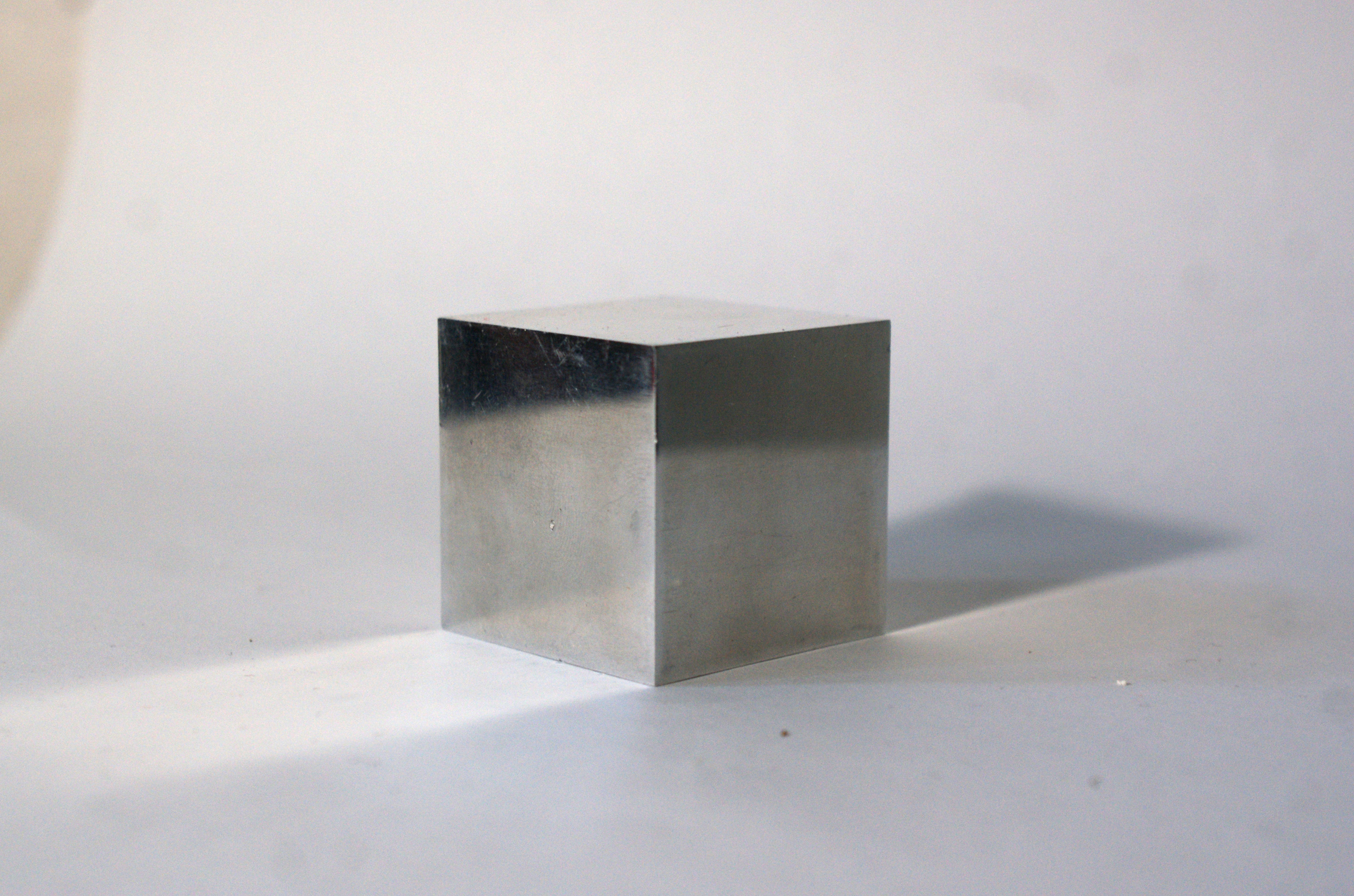 Акцион Кости - это игра на произведения искусства