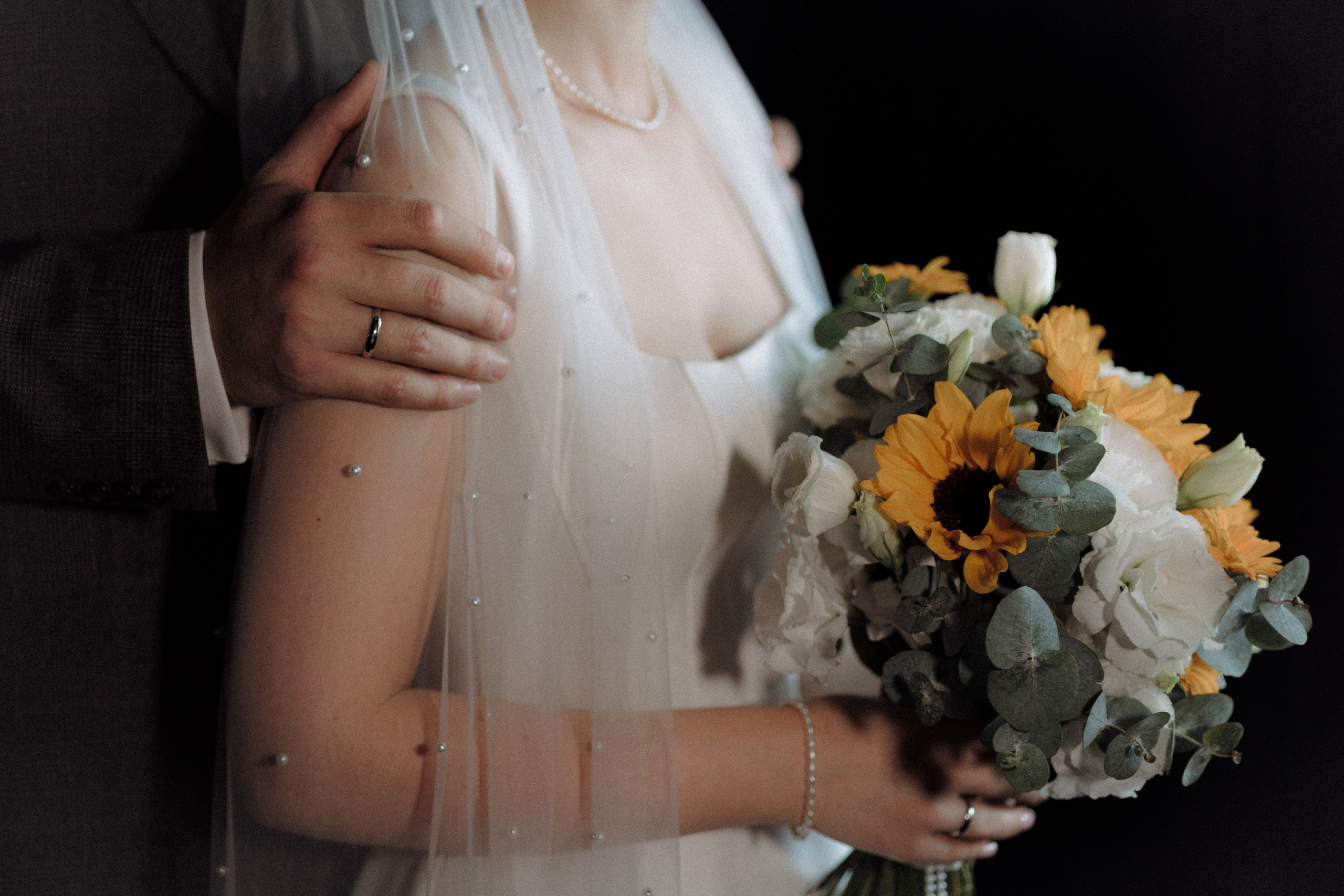 Портфолио свадебного фотографа в Москве. Фотосессия с лошадьми Москва. Фотограф на свадьбу в Москве. Свадебная фотосессия на черном фоне. Фотограф в Москве Валерия Рожкова