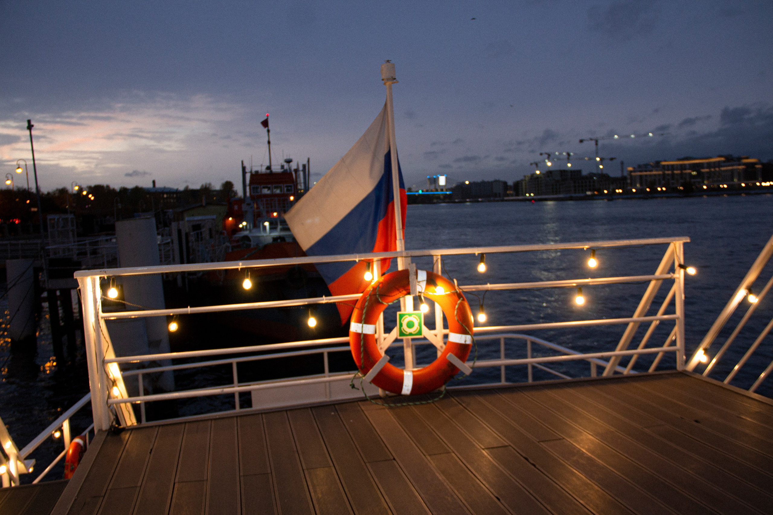 Съемка для сайта аренды катеров в Санкт-Петербурге, подготовка к свадебной прогулке по рекам и каналам. Фотограф в Санкт-Петербурге Смирнова Диана