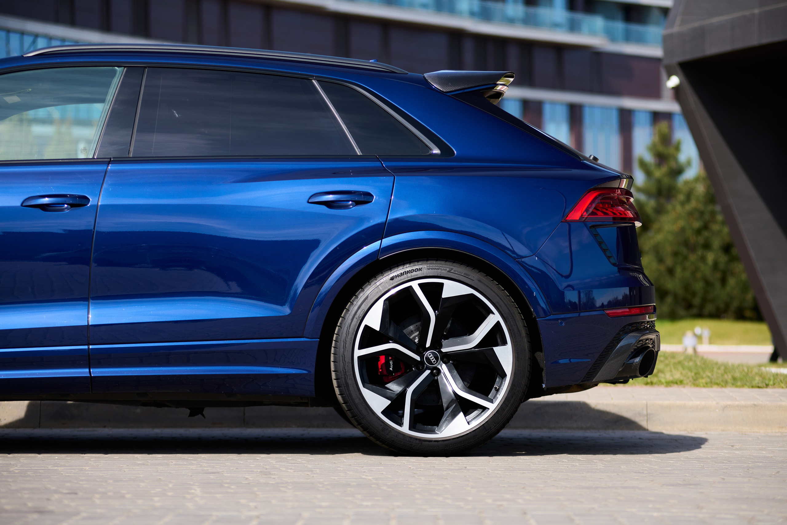 Заднее колесо и боковая линия кузова Audi RS Q8