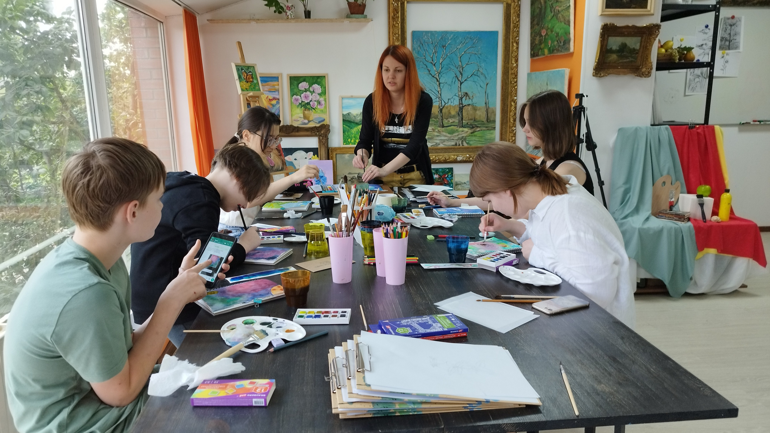 Уроки живописи в летнем арт лагере для подростков