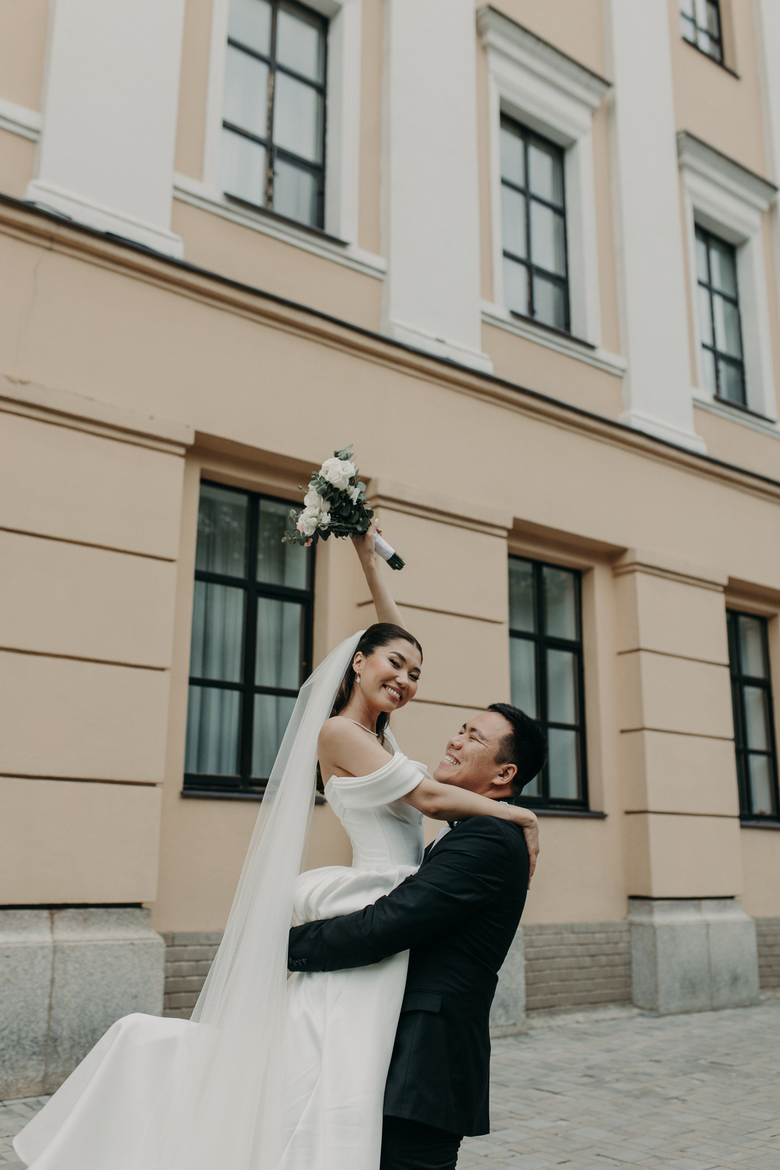 Прогулка и два бокала игристого…. Свадебный и семейный фотограф в Алматы Laura Dosmann