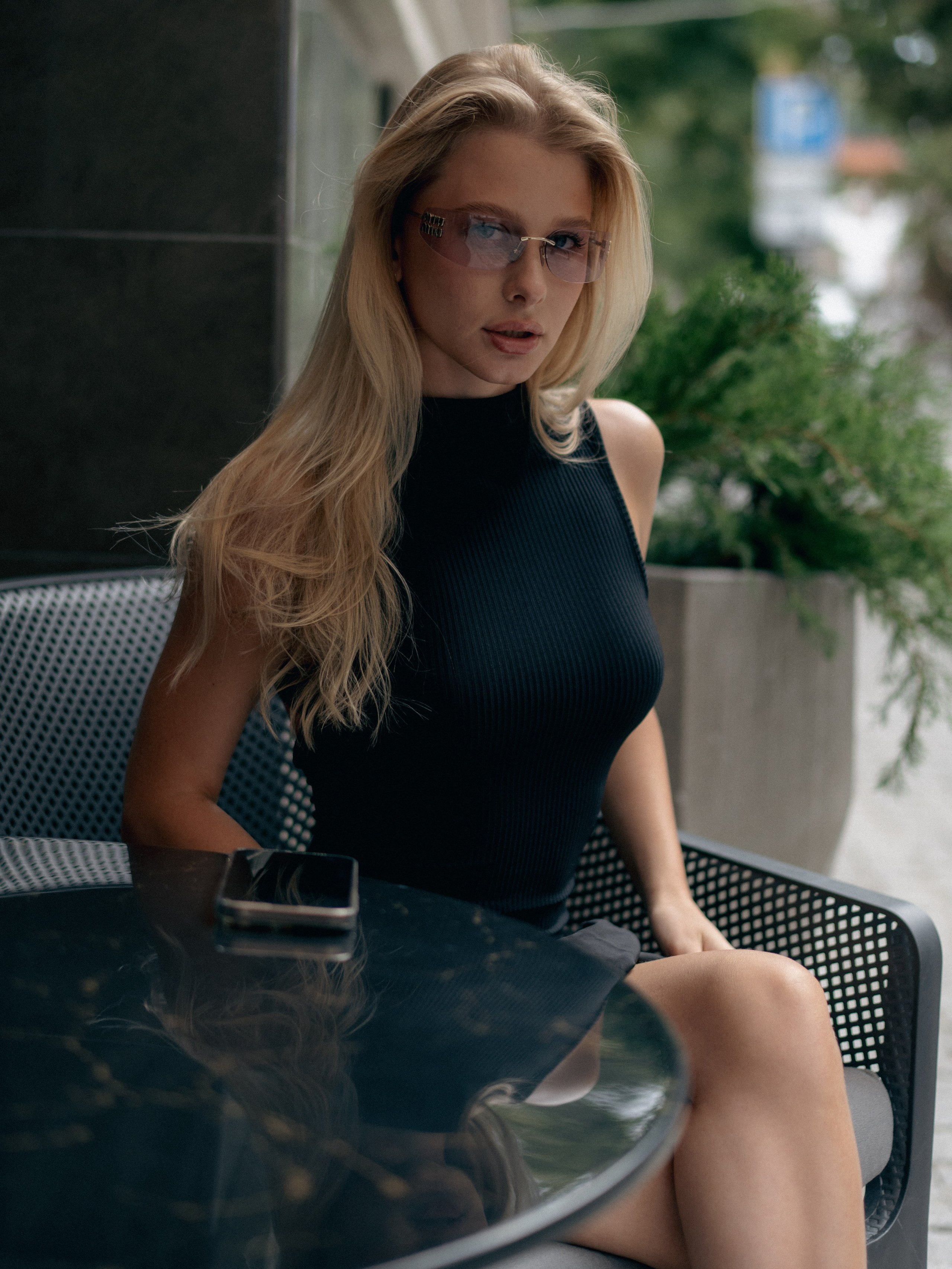 Стильная девушка на street-фотосесси в городе