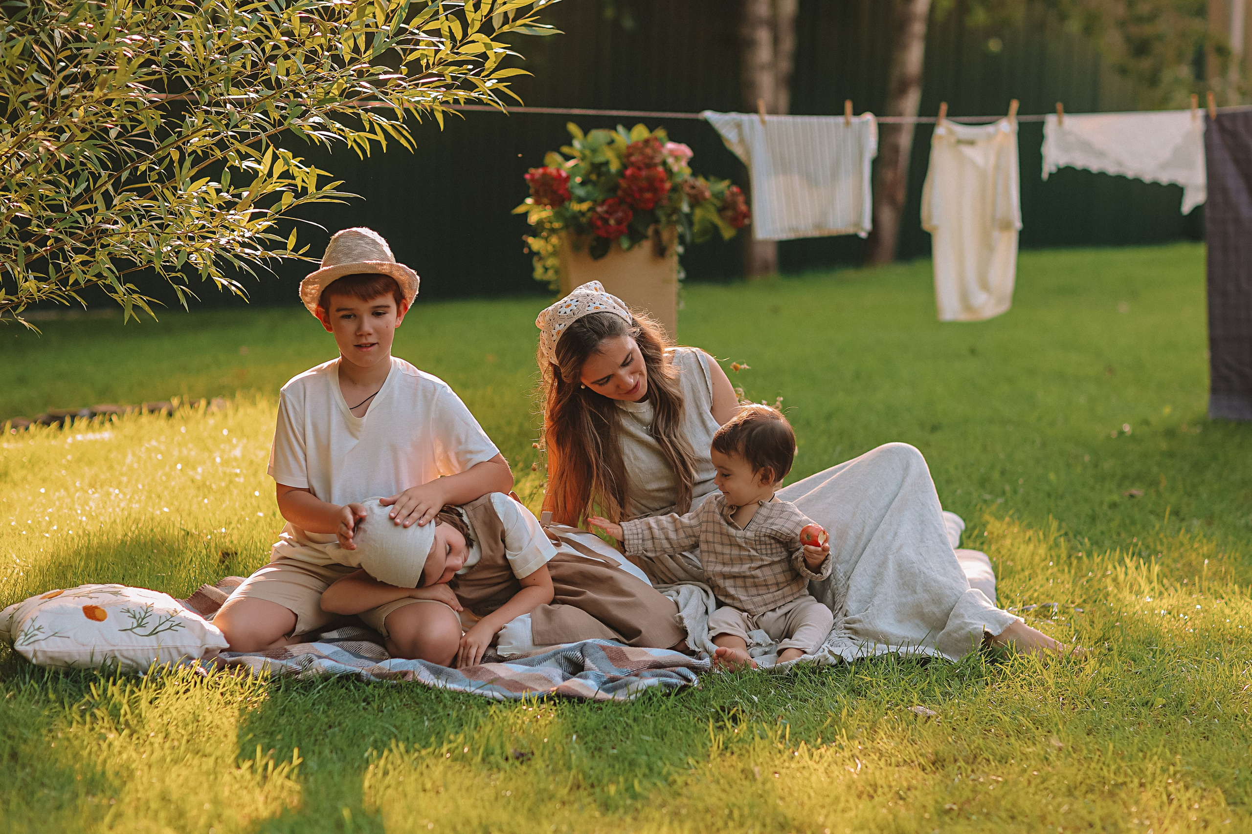 Стирка у дома. Семейный фотограф Тюмень, фотограф на роды Салмина Мария