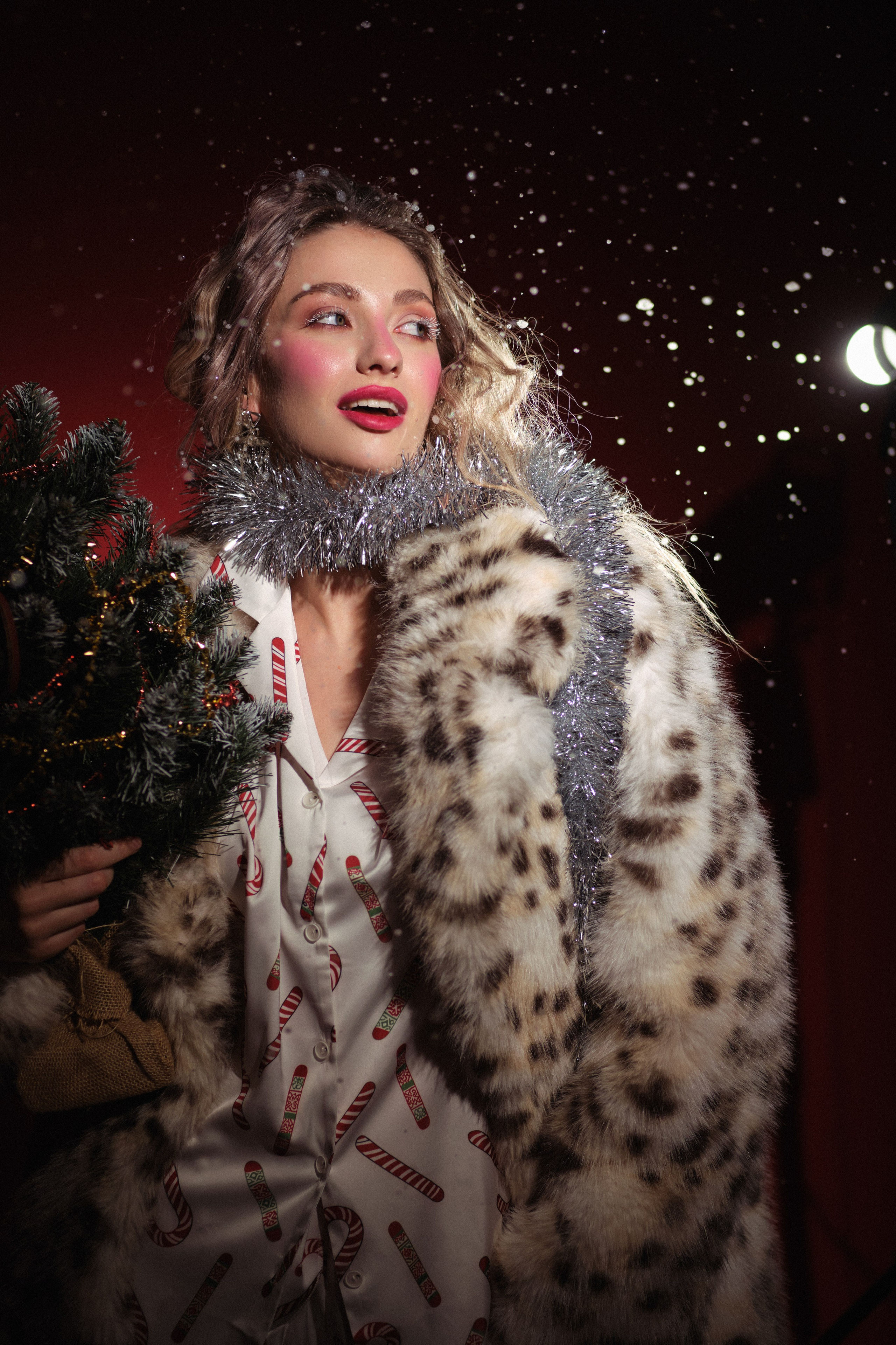 девушка женский портрет фотограф юлия фролова свет ростов модель обучение фотографии воркшоп по фотографии новогодняя фотосесия красный фон снег постоянный свет тубус линза френеля шуба леопард фэшн пижама 