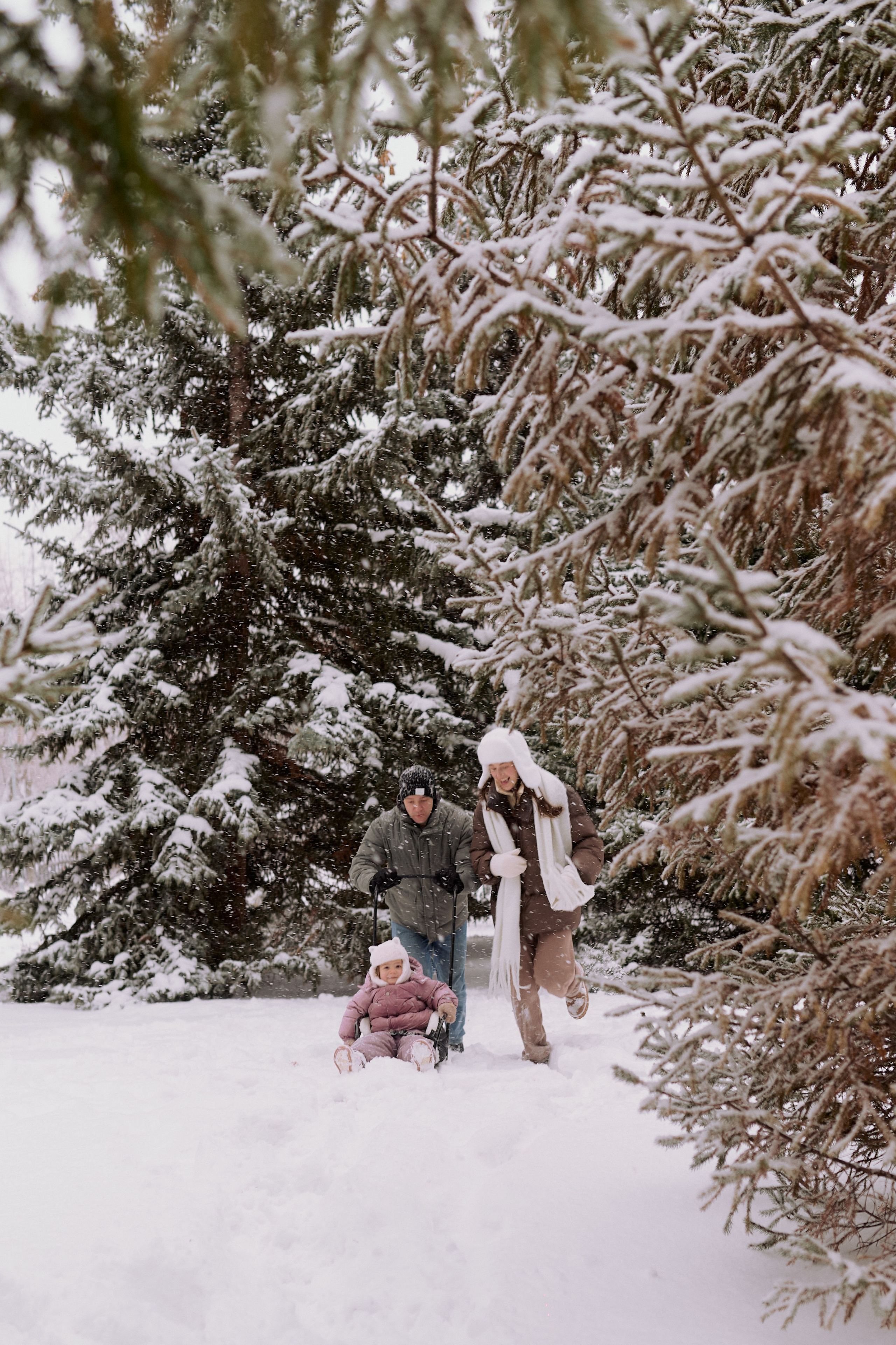 Андрей, Леся и Василиса в снежном парке. Семейный и свадебный lifestyle-фотограф в Москве Мария Петрова