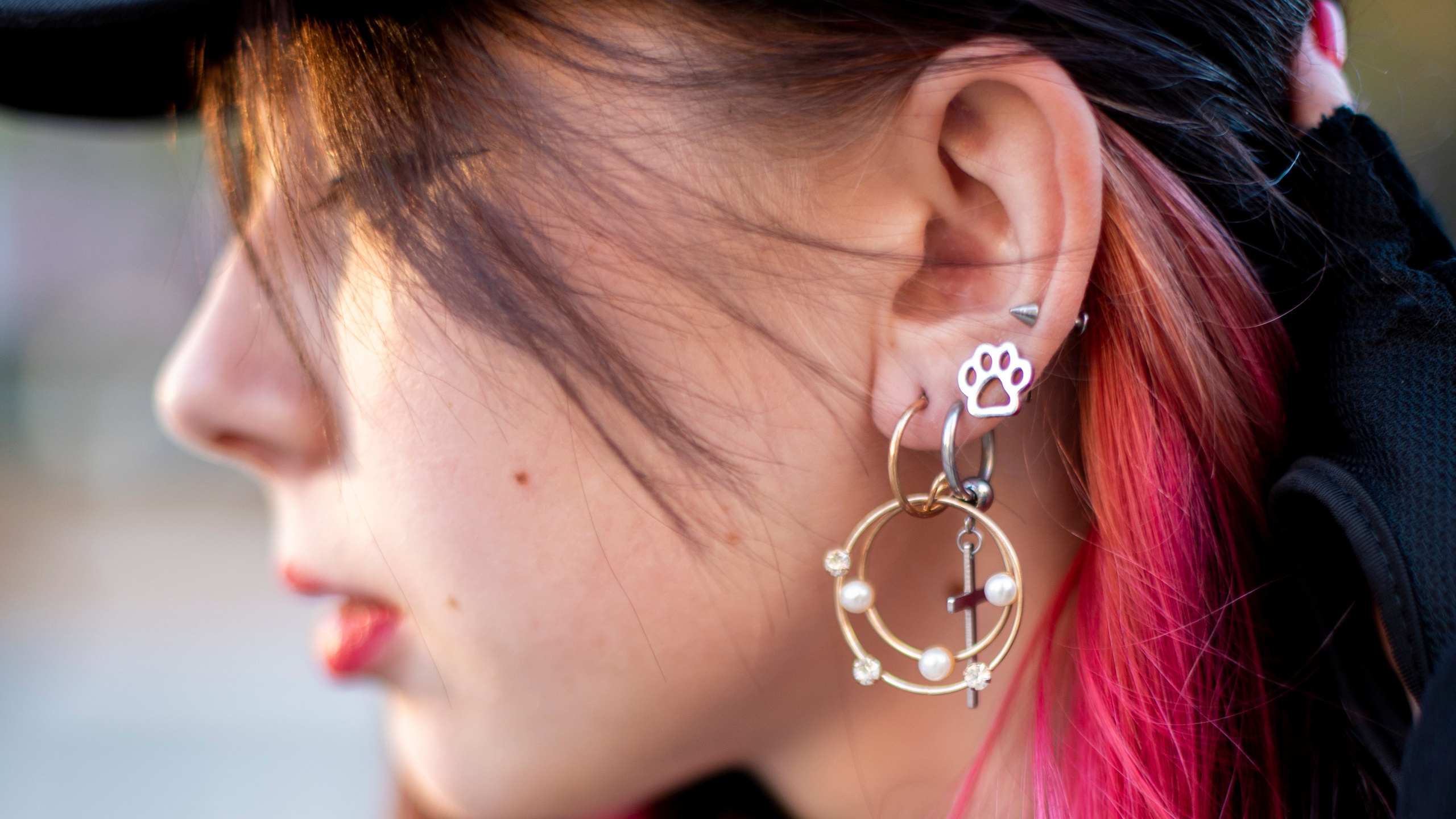 девушка-студентка. чёрный балахон. чёрно-красные волосы. серьги. каменск-шахтинский