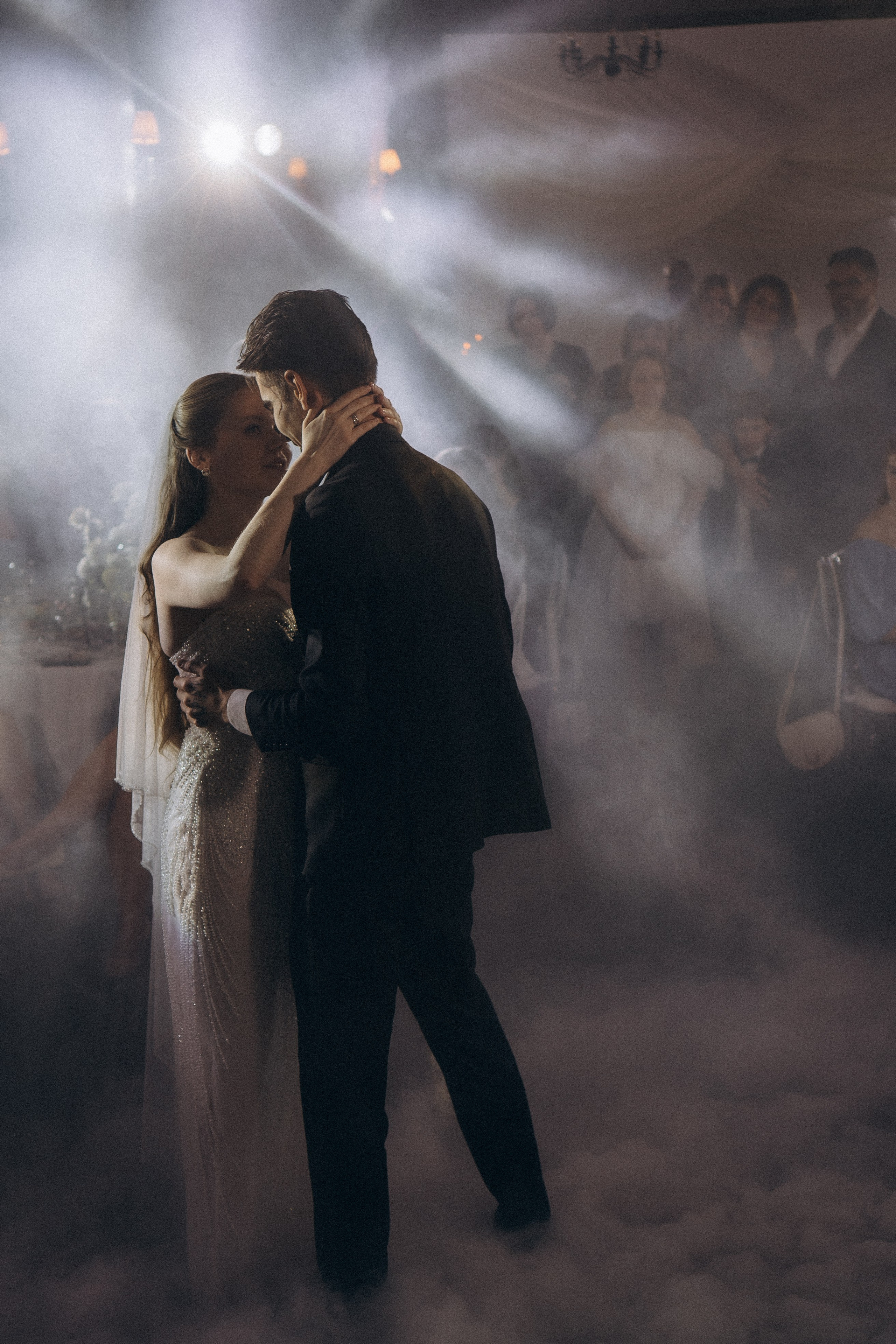 ПЕРВЫЙ ТАНЕЦ МОЛОДЫХ НА БАНКЕТЕ. ТРОГАТЕЛЬНЫЙ МОМЕНТ (СНЯТО В СИБИРЕ В НИЖНЕВАРТОВСКЕ). Профессиональный фотограф, Санкт-Петербург — Виктория Богомолова