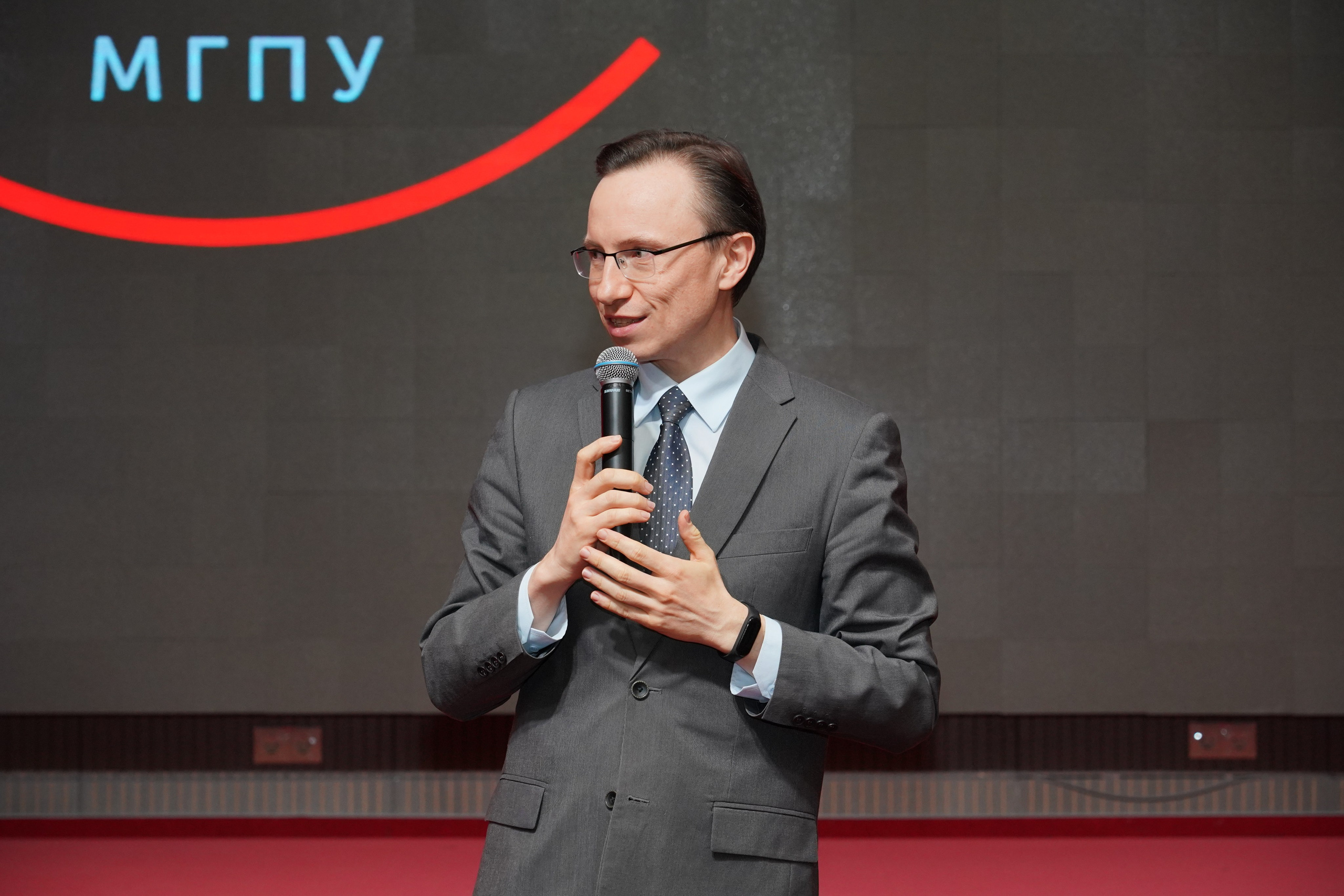 Фотограф на официальном мероприятии