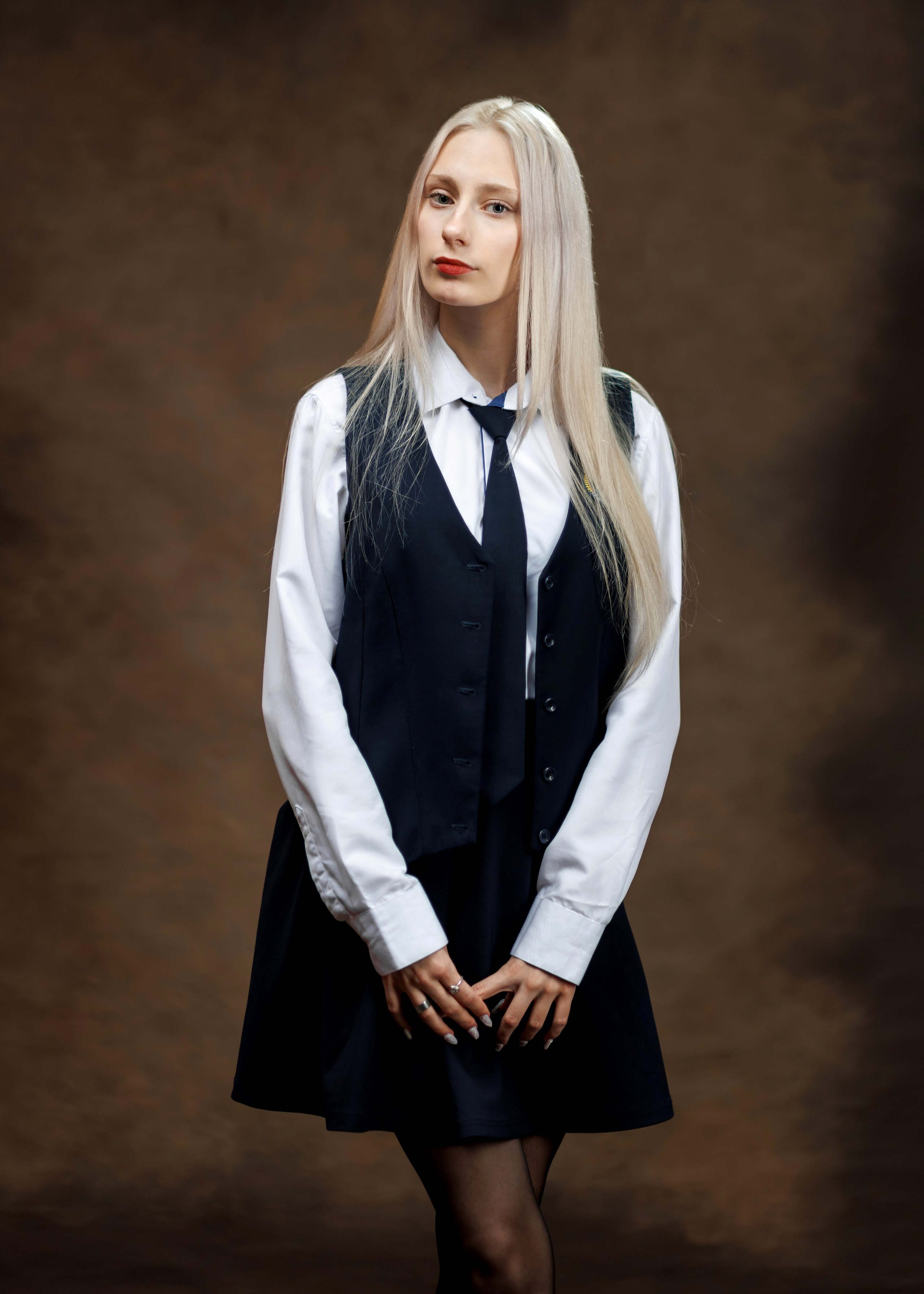 Портрет на коричневом холсте. Правильный Выпускной Альбом