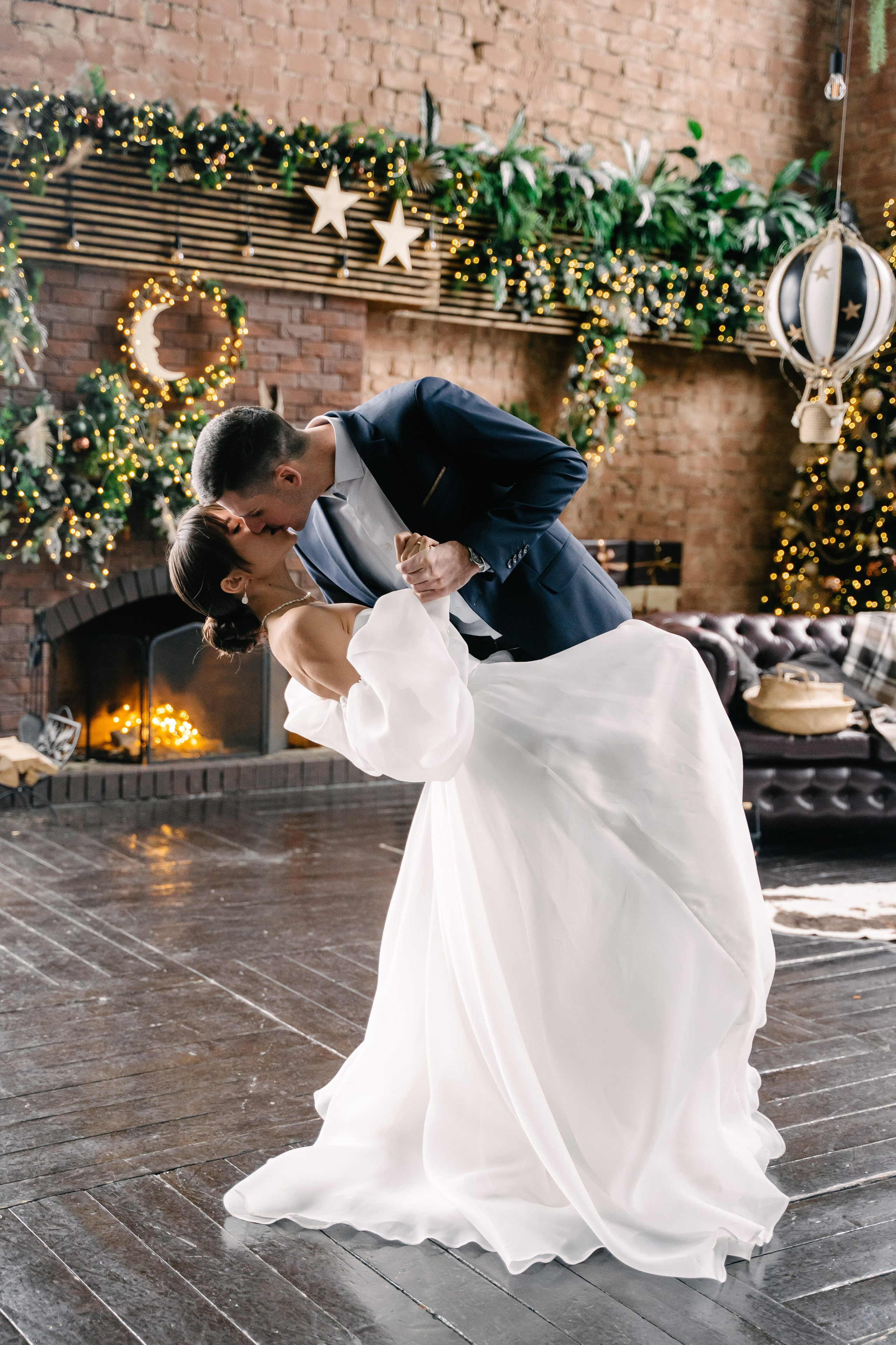 жених и невеста наклонились для поцелуя