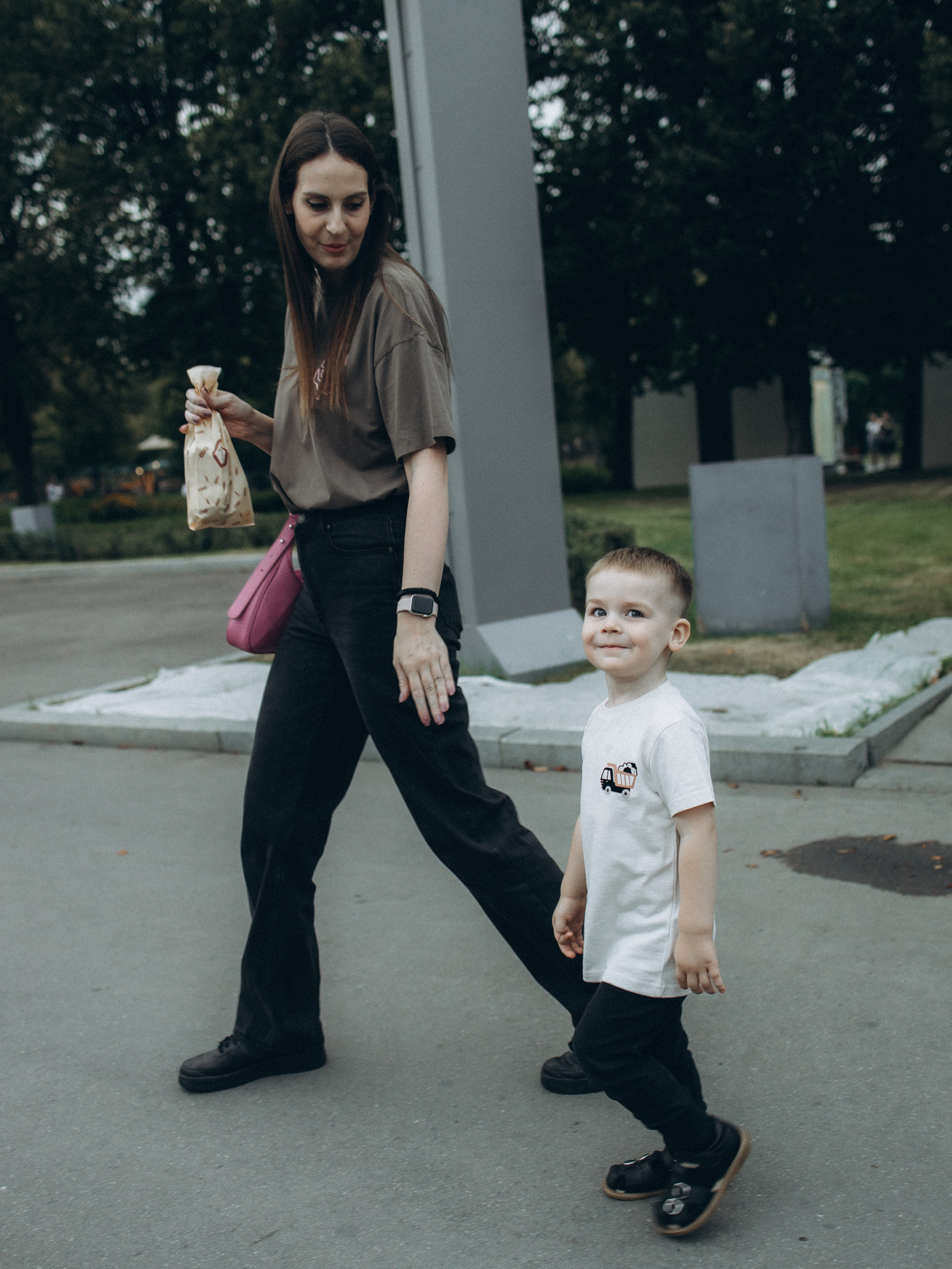 Мама и сын. Осенняя прогулка. Фотограф Дарья Соколовская