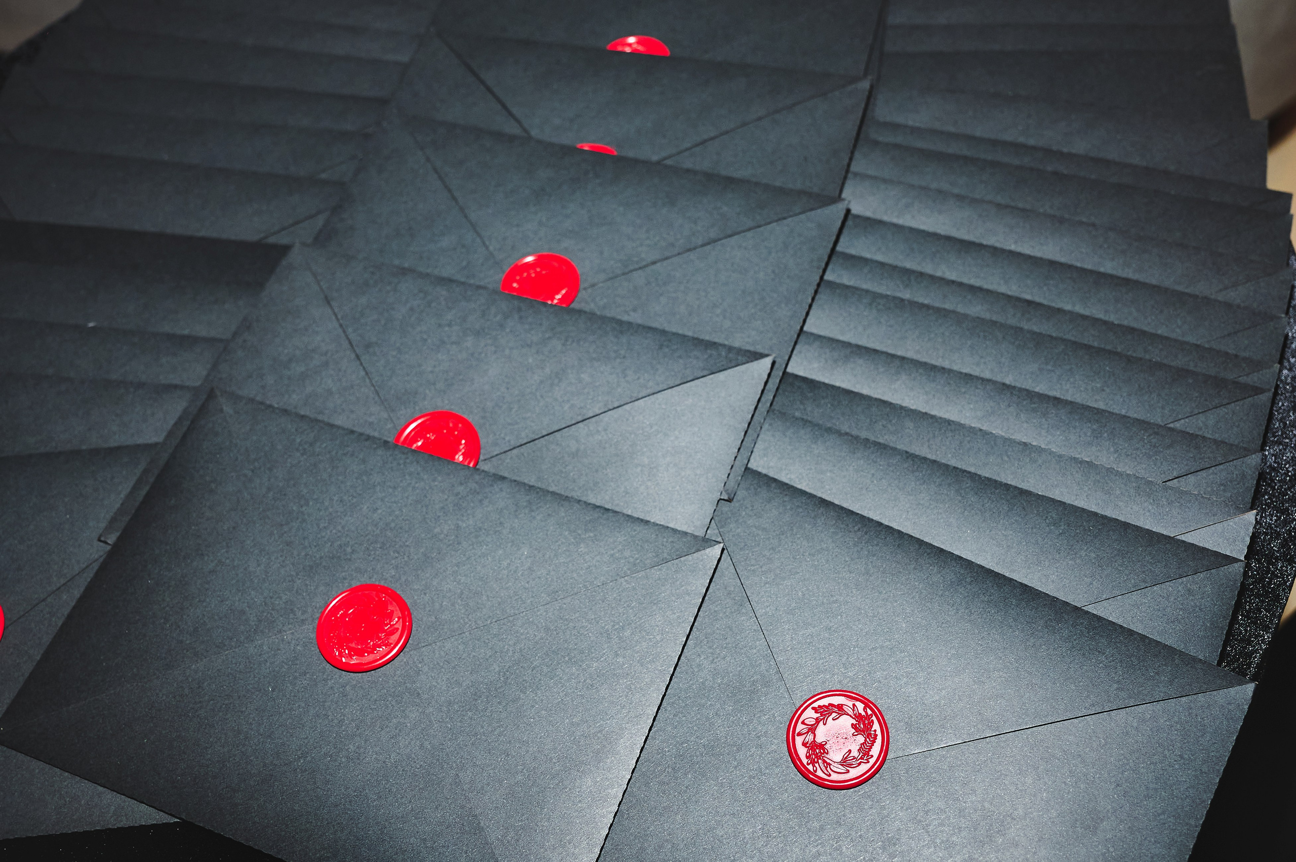 События в темноте с разноцветным освещением, концерт, живое событие фотография