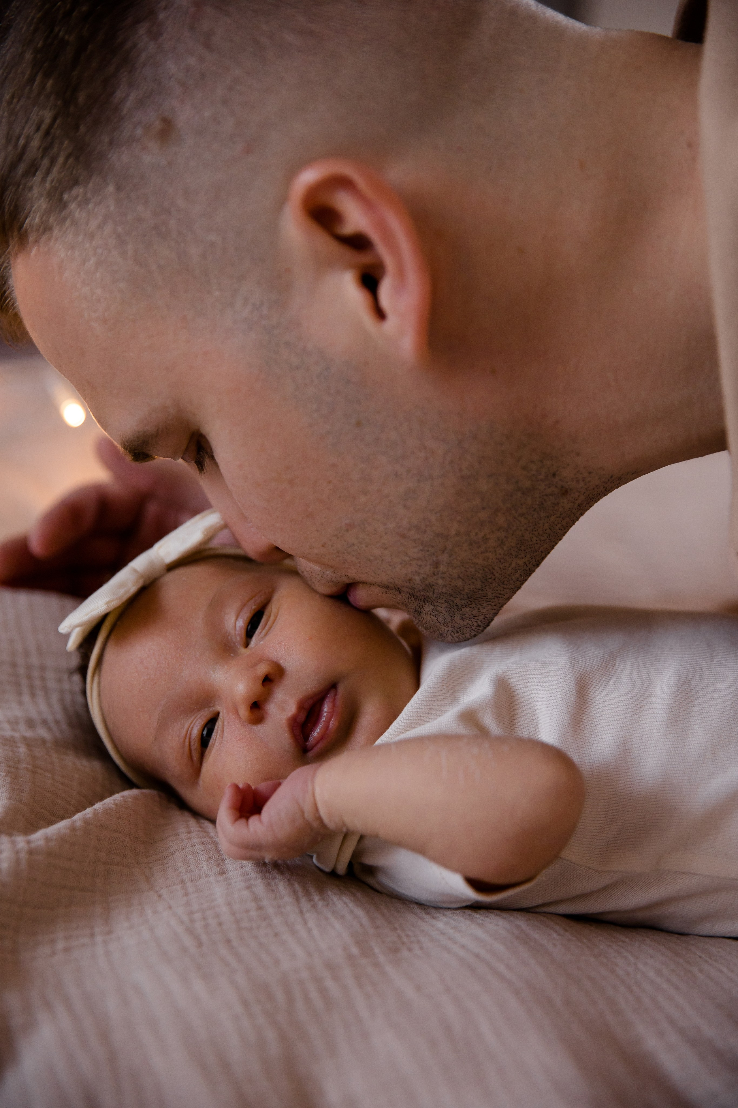 Новорожденная Ульяна в уюте дома. Семейный и детский фотограф в Москве Вера Ускова