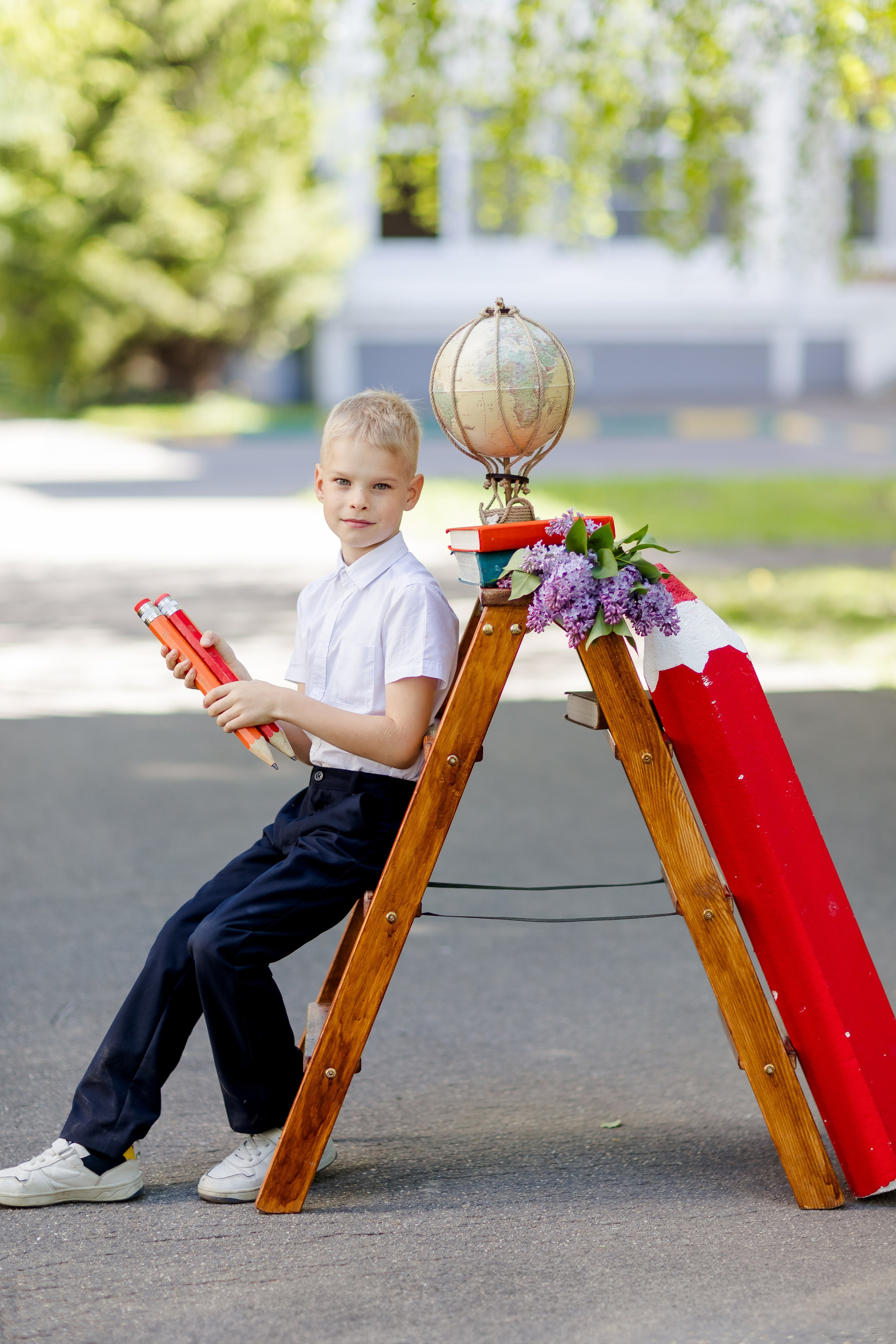 Фотография мальчика на улице с книгой в полный рост
