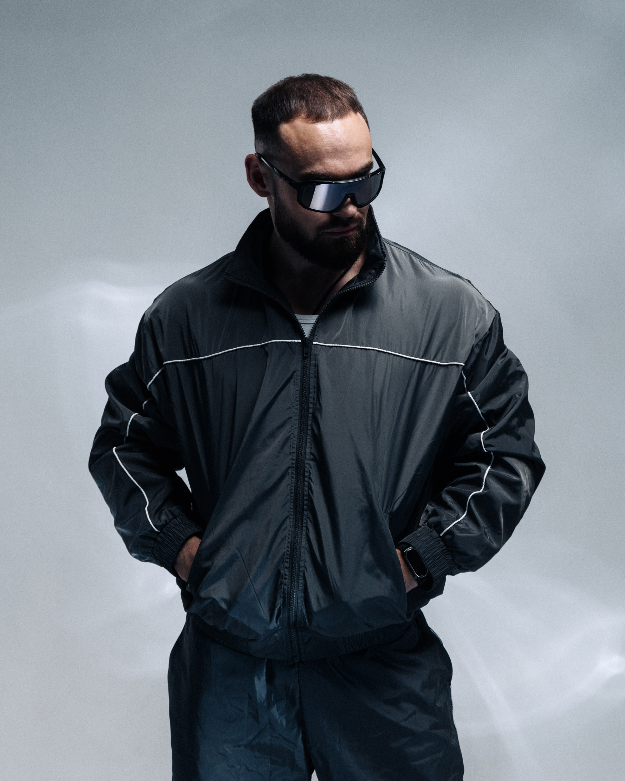 Мужской портрет в стиле фешн, спортивное телосложение