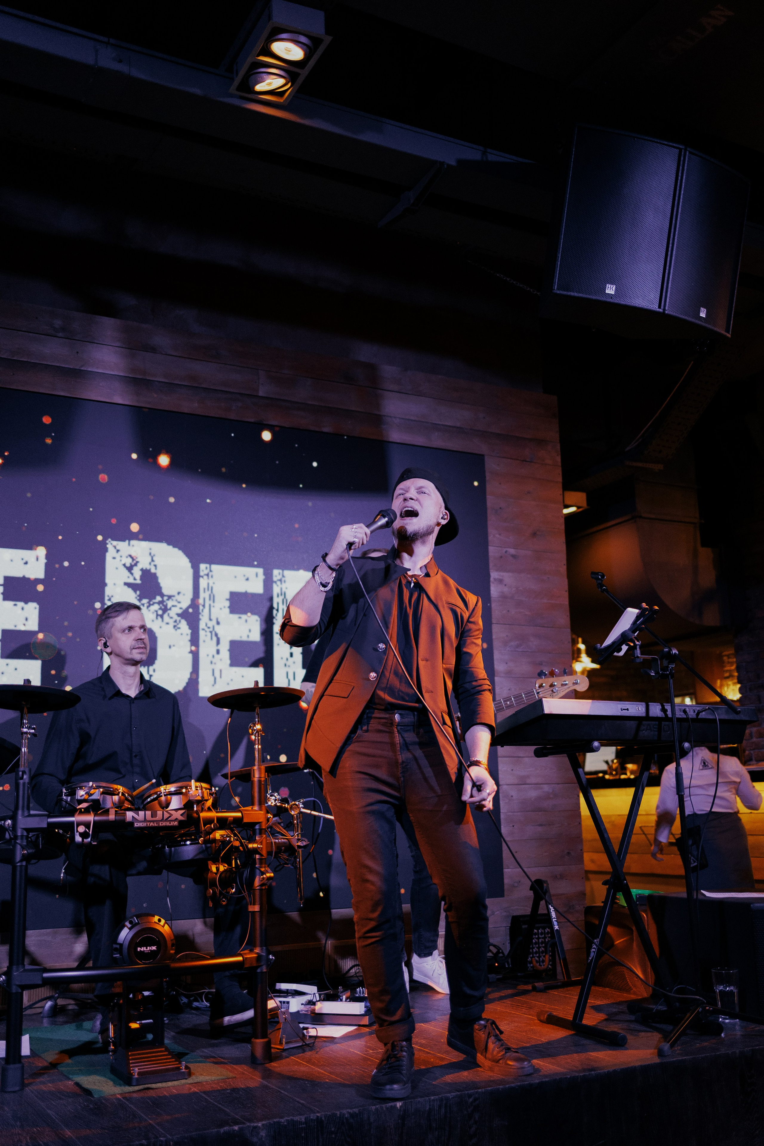 Cover band The Bees. Photographer in Turkey — Dari N