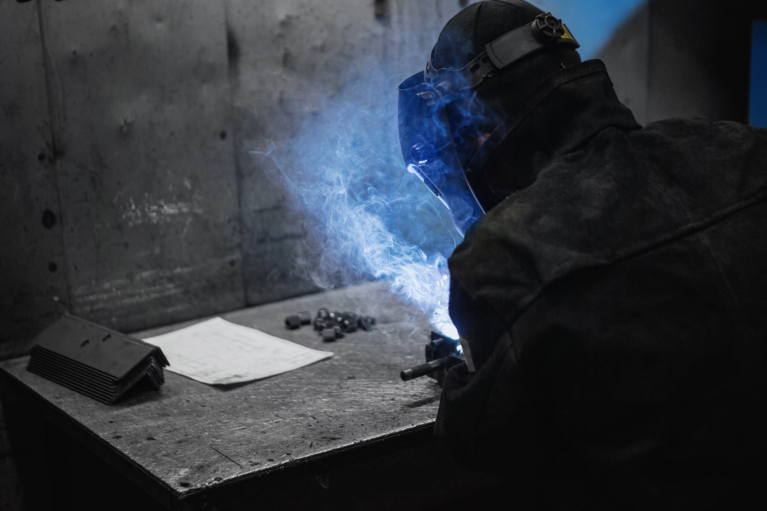 сварщик за работой фото для производства