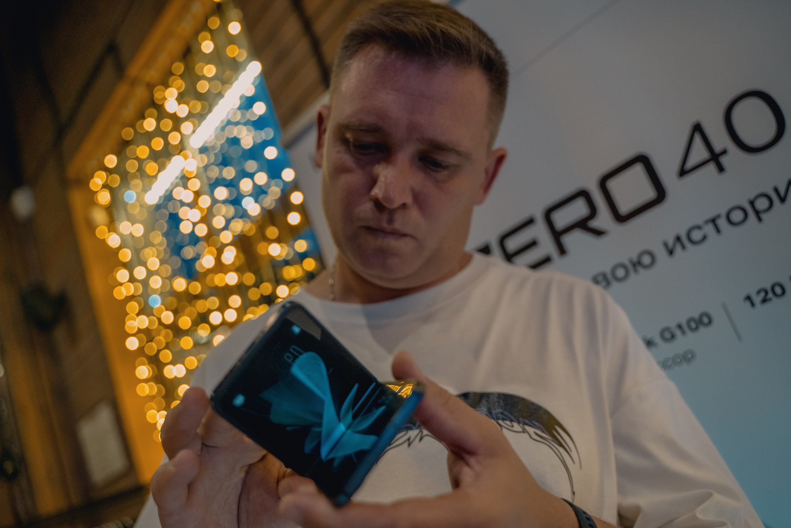 Фото Участника который детально рассматривает  Infinix Zero