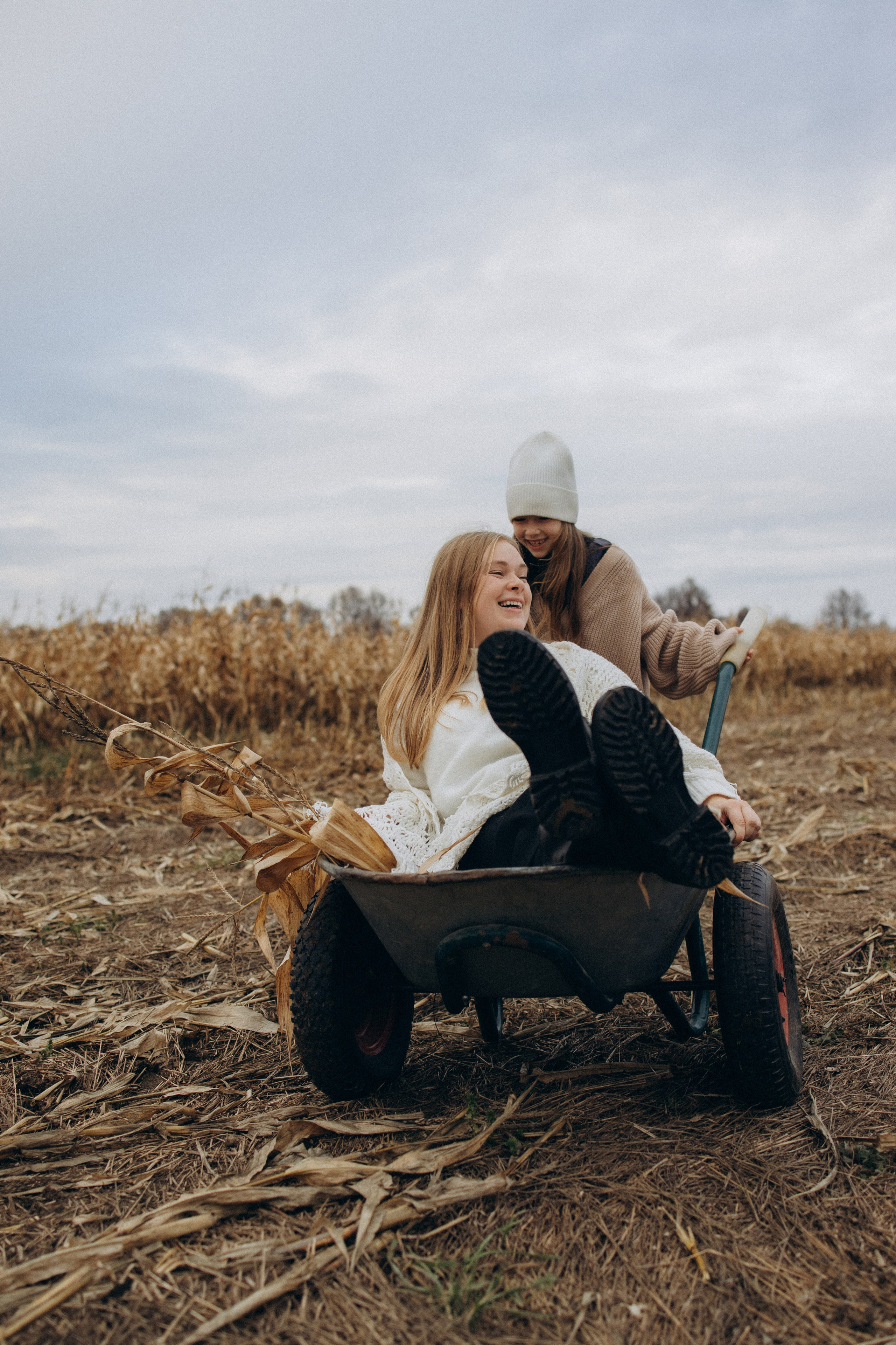 Оля, Ксюша и кукуруза. Фотограф Елена Рябцева