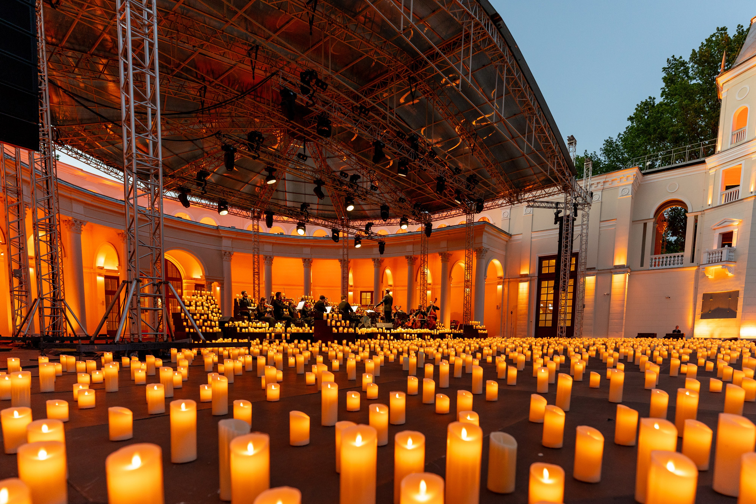 Симфонический оркестр Lumisfera при свечах. Фотограф Никита Комаров
