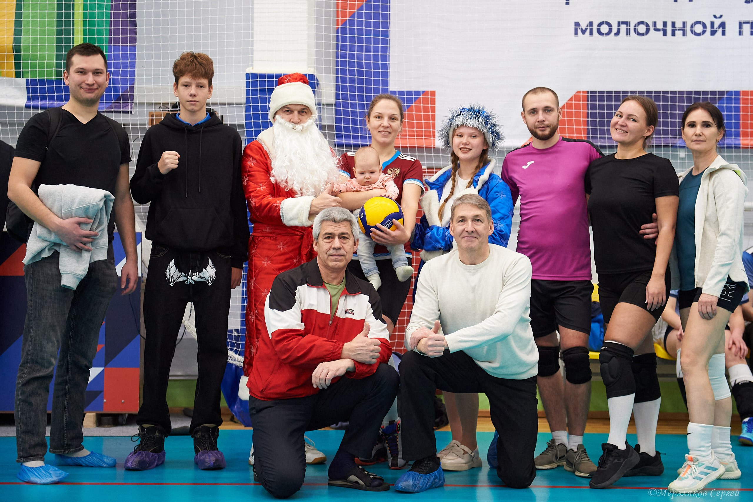 Новогодний волейбольный турнир. Ижевск. 16.12.23. Спортивный репортажный фотограф в Ижевске Сергей Мерзляков