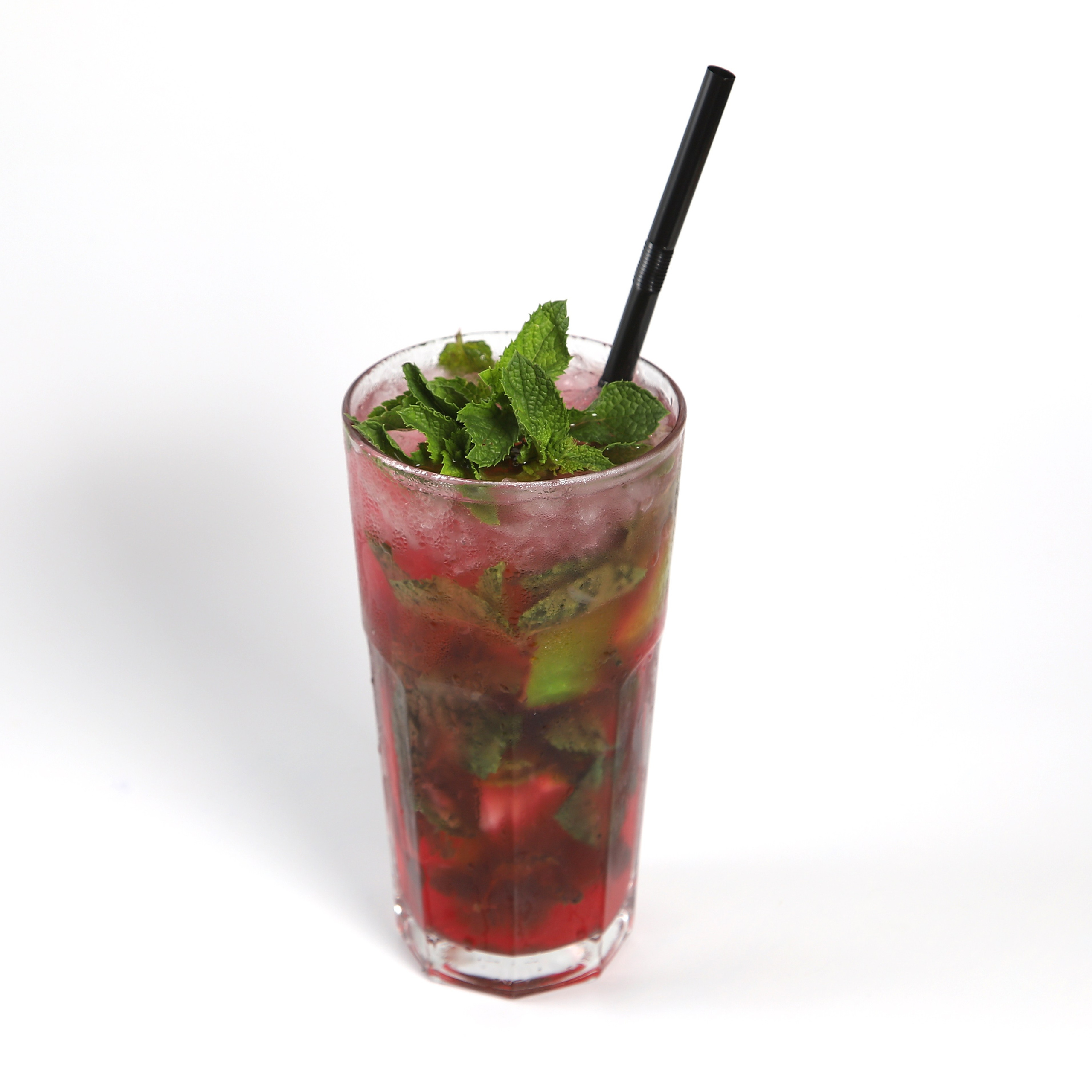 Фуд-фотография мохито в высоком стакане.