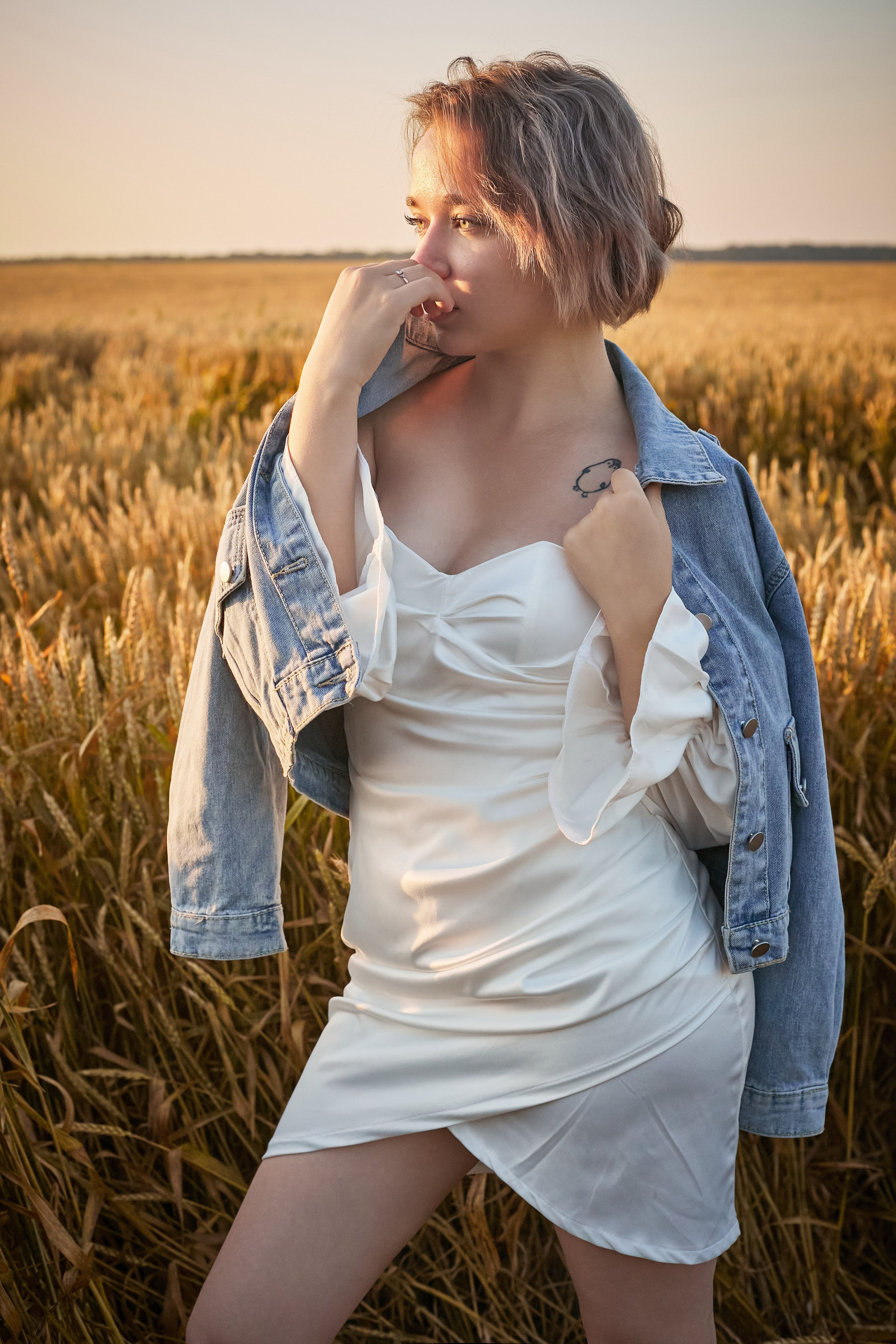 Девушка в белом платье в пшеничном поле на рассвете. Фотограф. Тимашевск. Кубань. Краснодарский край.