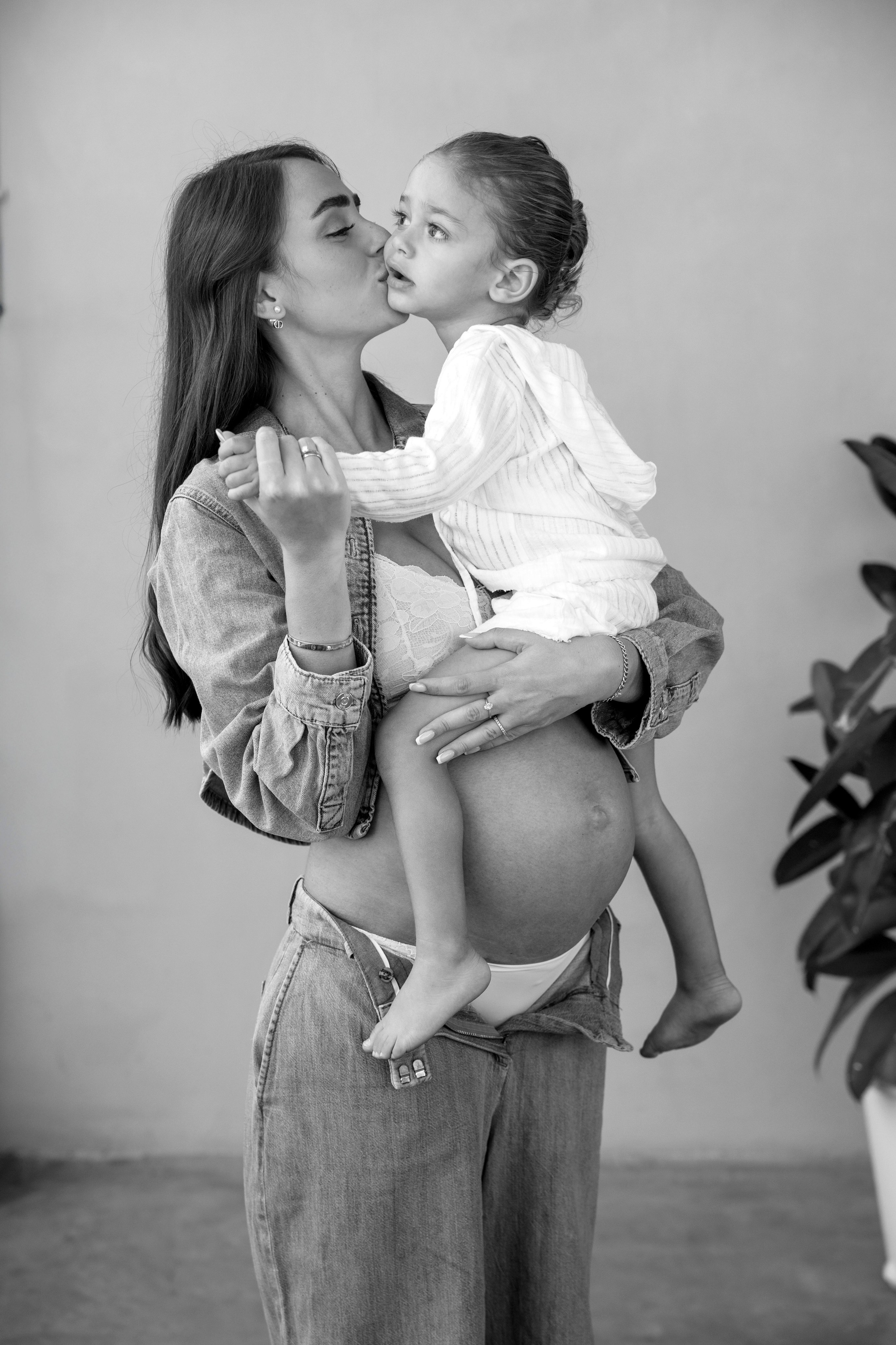 Pregnancy photoshoot inside the studio in Tel Aviv. Главная