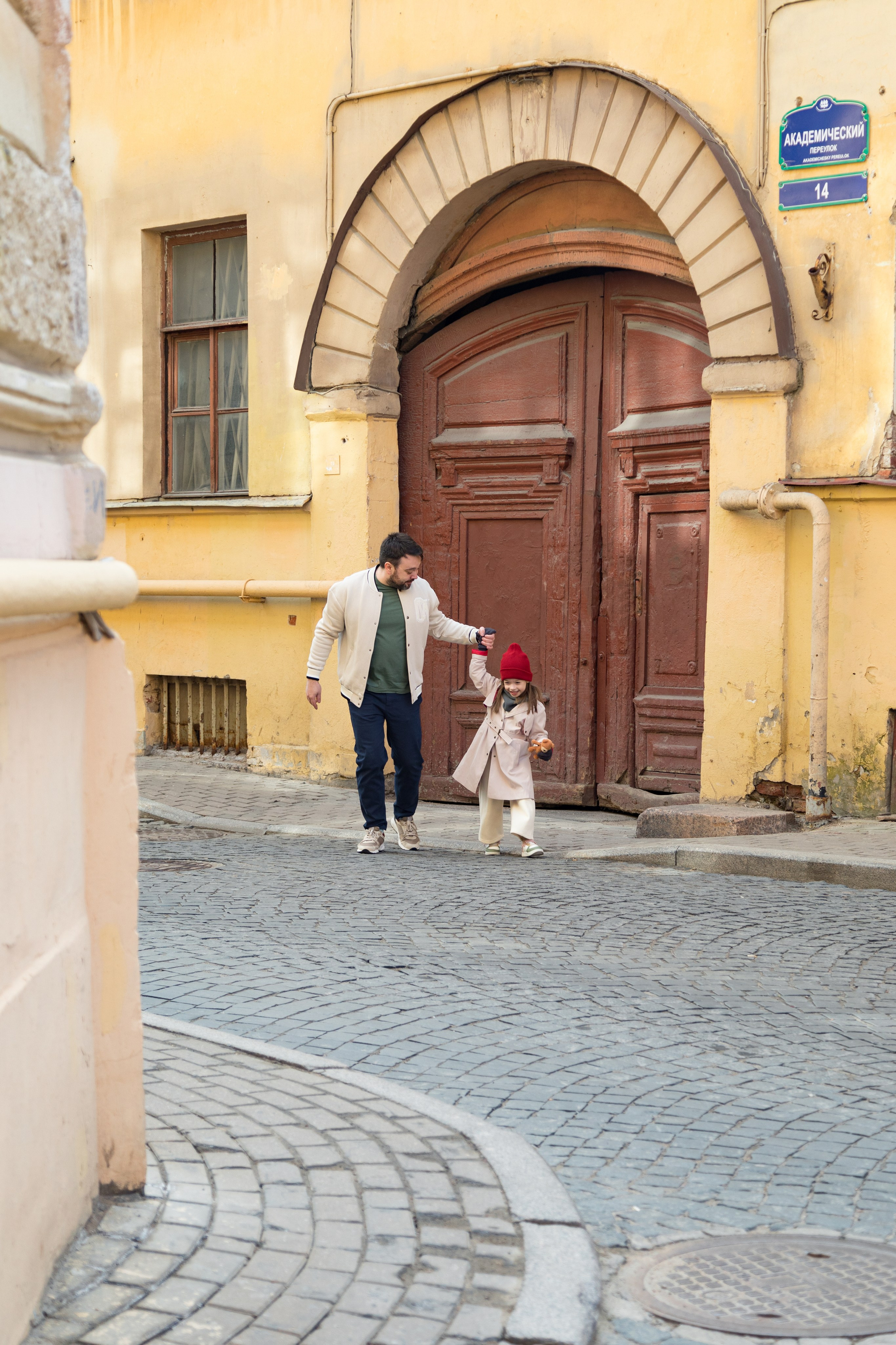 Весенняя фотопрогулка папы и дочки на Васильевском острове. Детский и контент фотограф Надя Волкова Санкт-Петербург