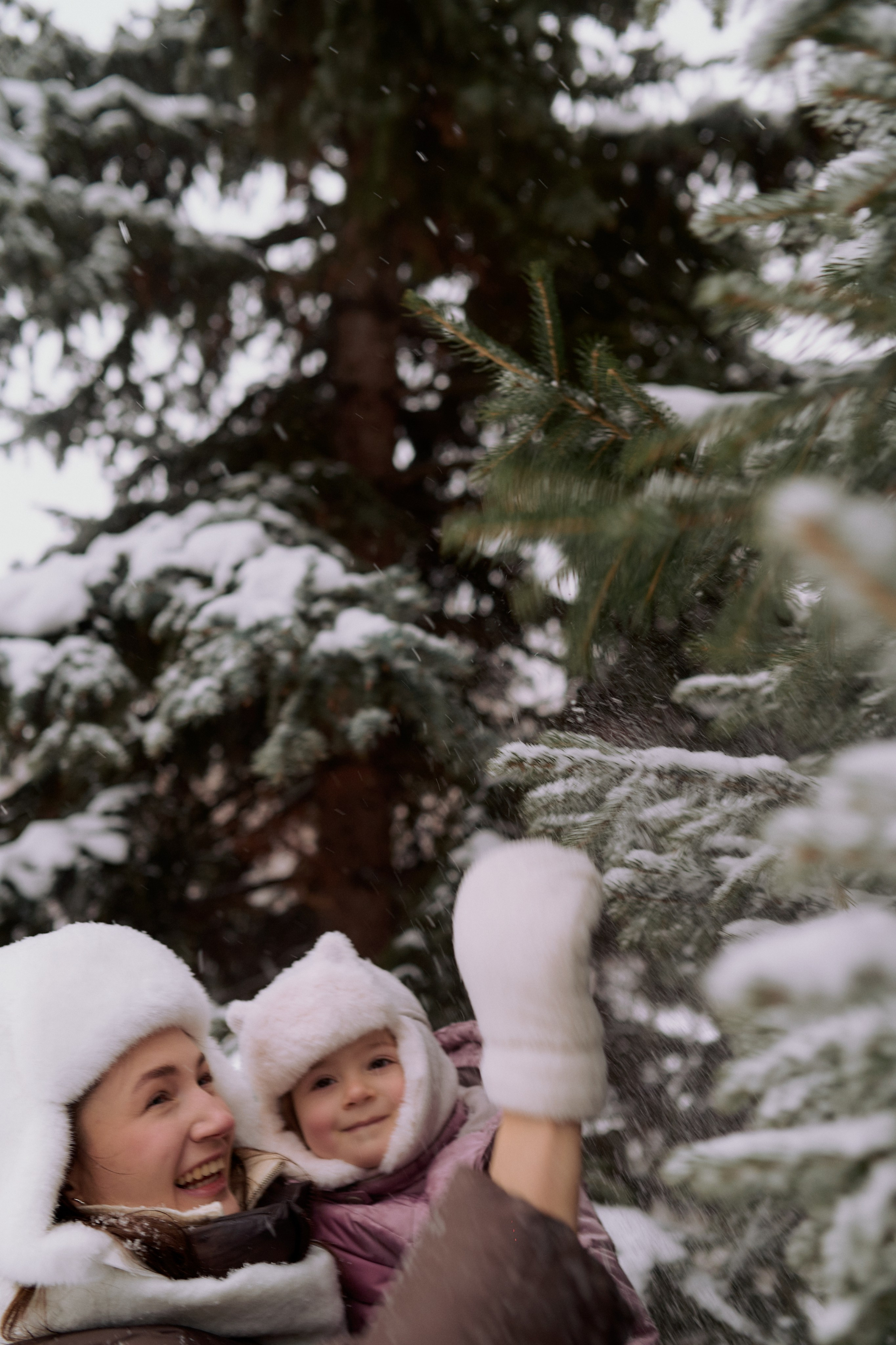 Андрей, Леся и Василиса в снежном парке. Семейный и свадебный lifestyle-фотограф в Москве Мария Петрова