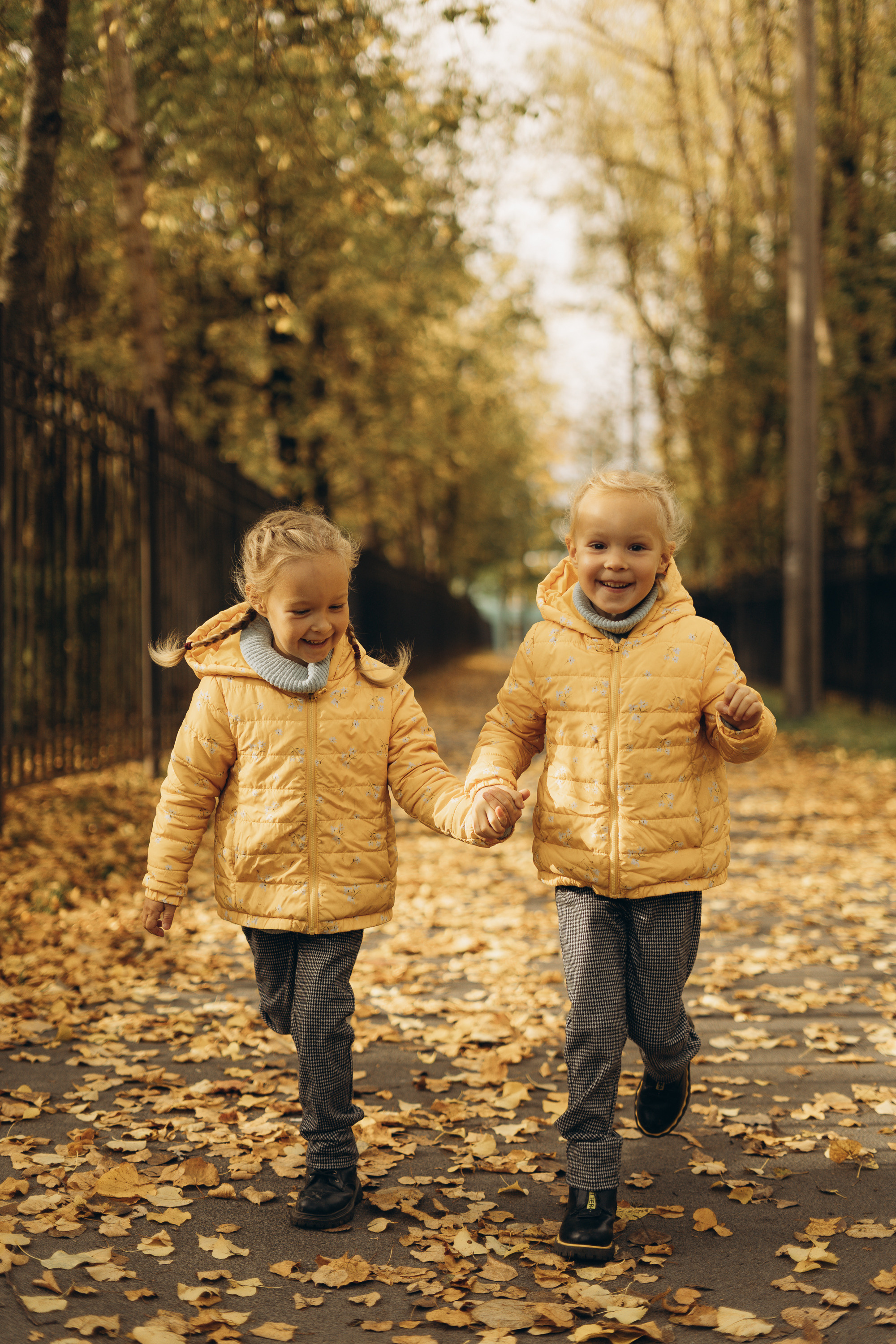 Семейная фотосессия детей с родителями в СПб на улице. Семейный и свадебный фотограф в Санкт-Петербурге Соколов| портреты, репортаж, коммерческая съемка