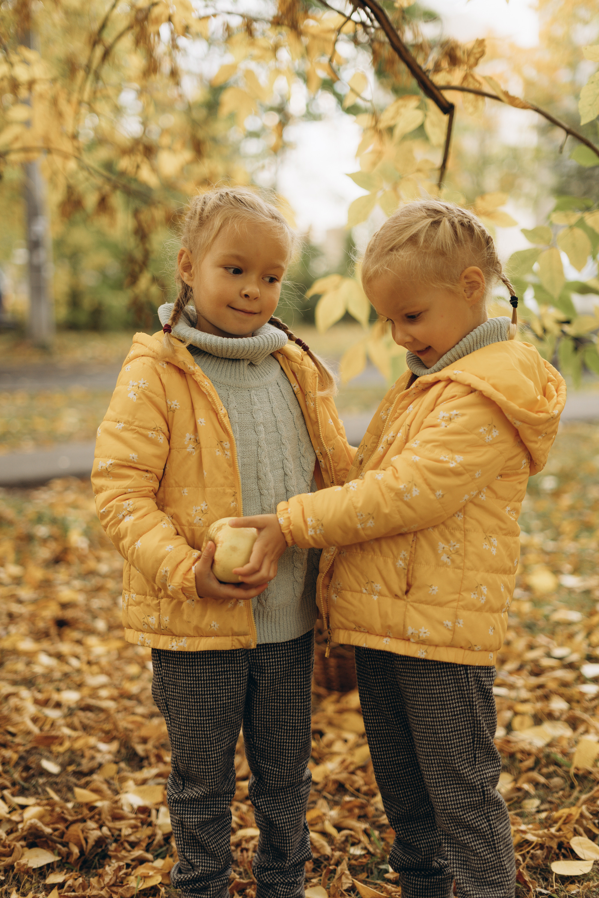 Семейная фотосессия детей с родителями в СПб на улице. Семейный и свадебный фотограф в Санкт-Петербурге Соколов| портреты, репортаж, коммерческая съемка