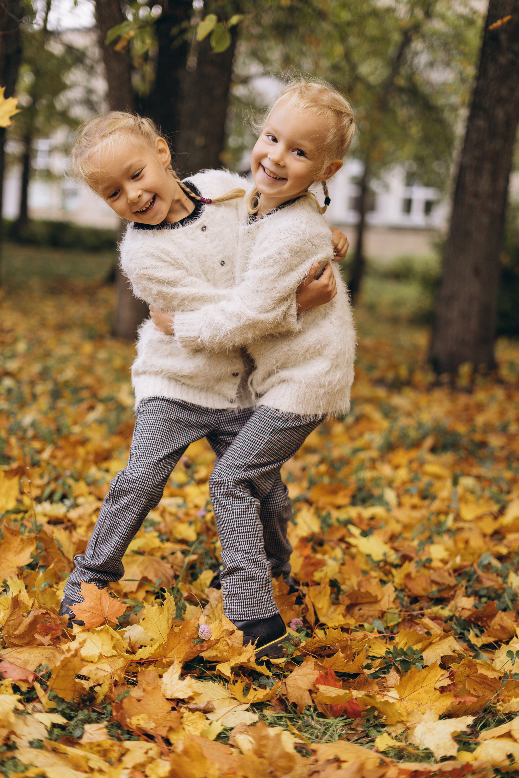 Семейная фотосессия детей с родителями в СПб на улице. Семейный и свадебный фотограф в Санкт-Петербурге Соколов| портреты, репортаж, коммерческая съемка