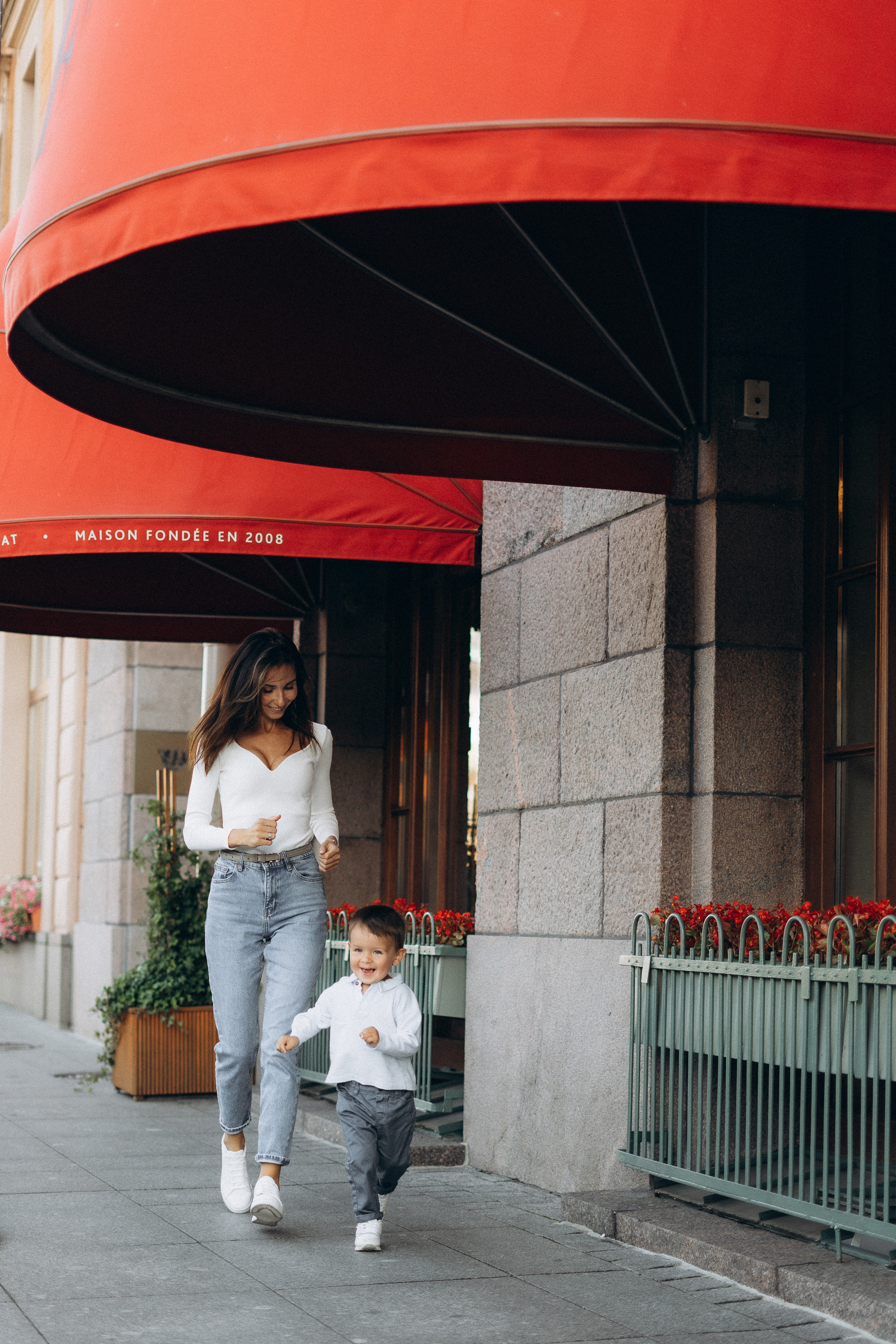 Семейная фотосессия в центре города в СПб. Семейный и свадебный фотограф в Санкт-Петербурге Соколов| портреты, репортаж, коммерческая съемка
