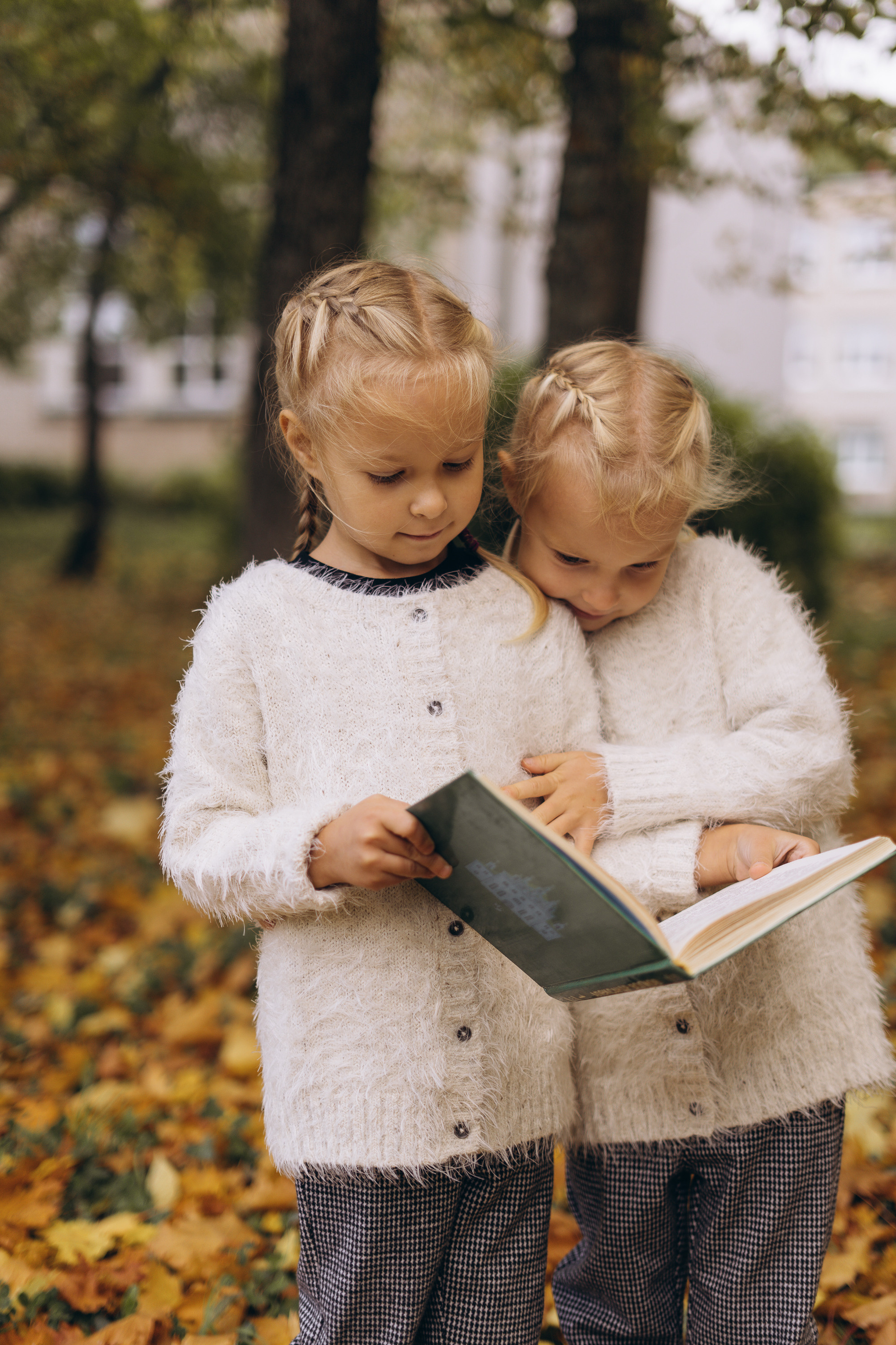 Семейная фотосессия детей с родителями в СПб на улице. Семейный и свадебный фотограф в Санкт-Петербурге Соколов| портреты, репортаж, коммерческая съемка