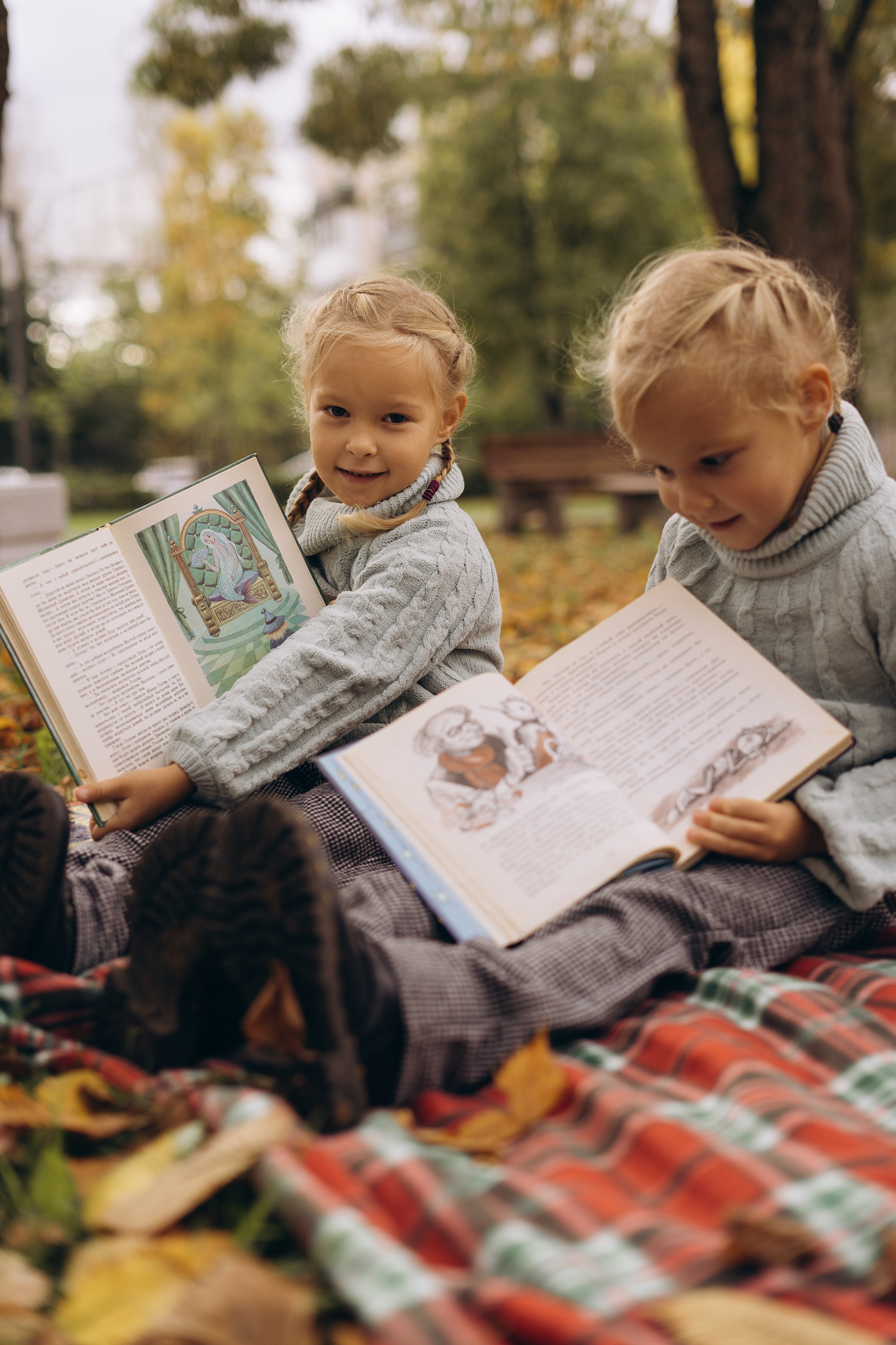 Семейная фотосессия детей с родителями в СПб на улице. Семейный и свадебный фотограф в Санкт-Петербурге Соколов| портреты, репортаж, коммерческая съемка