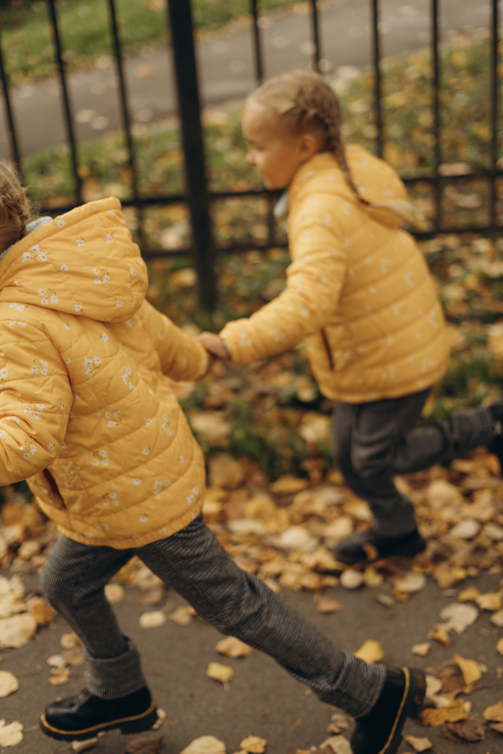Семейная фотосессия детей с родителями в СПб на улице. Семейный и свадебный фотограф в Санкт-Петербурге Соколов| портреты, репортаж, коммерческая съемка